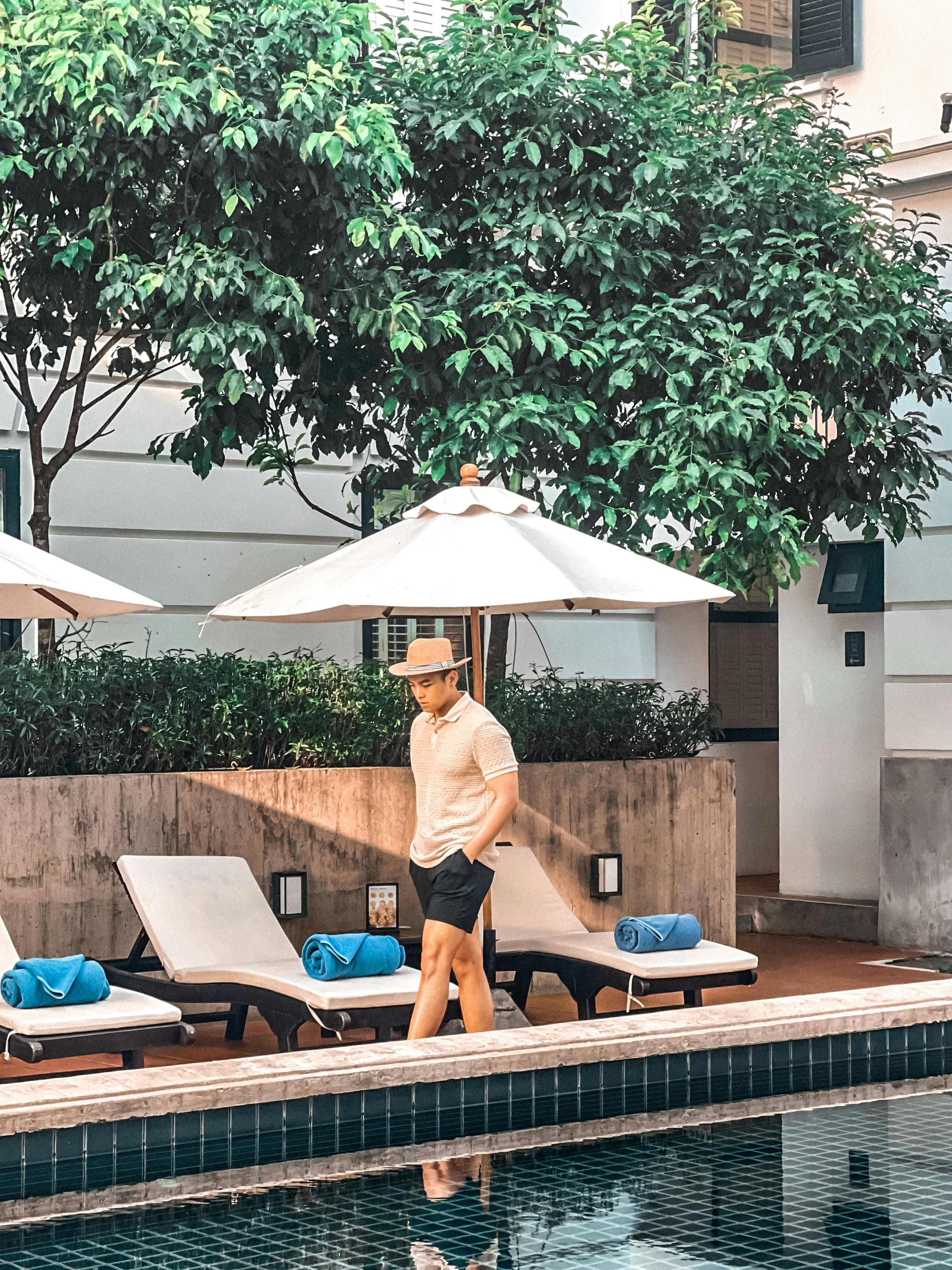 プールの隣に立っている男性