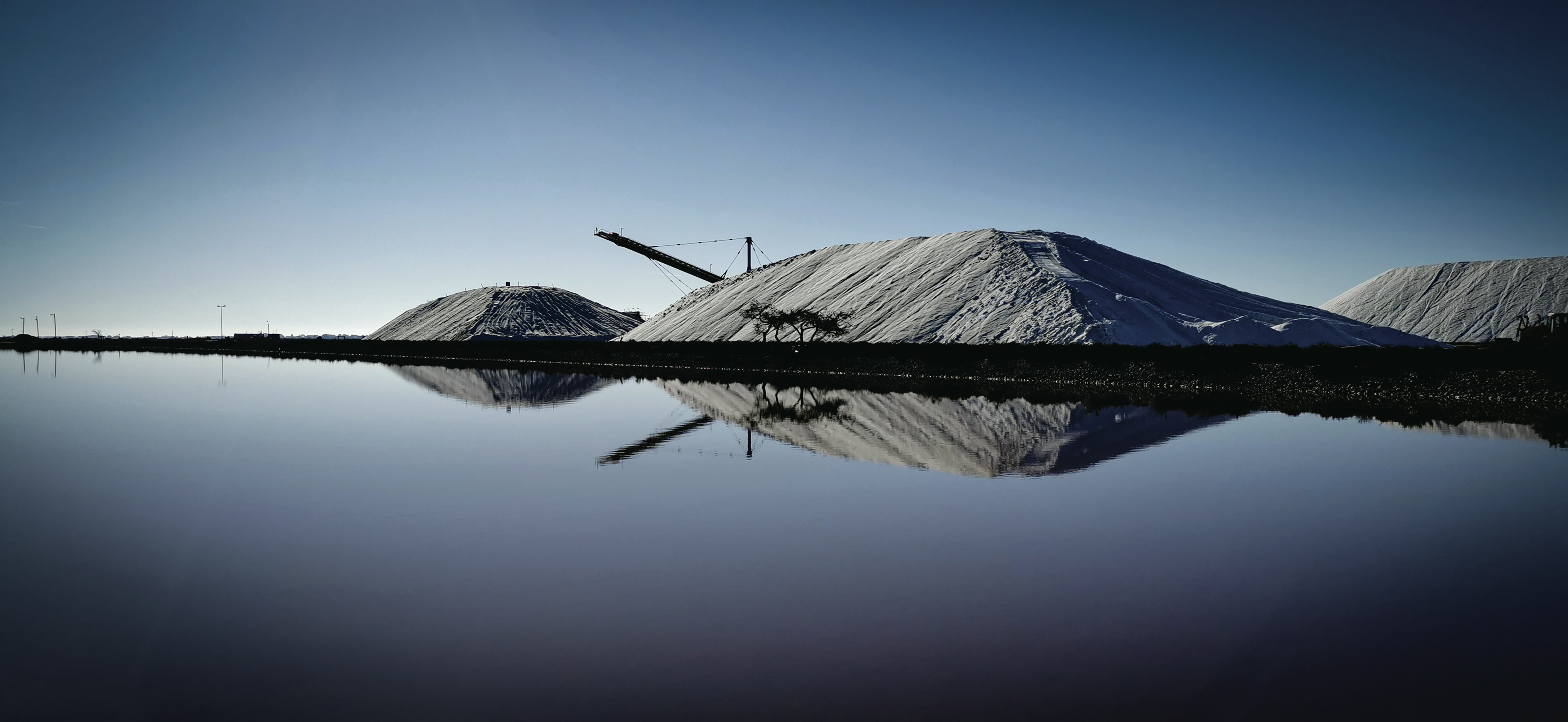 Une grande étendue d’eau assise sous un ciel bleu