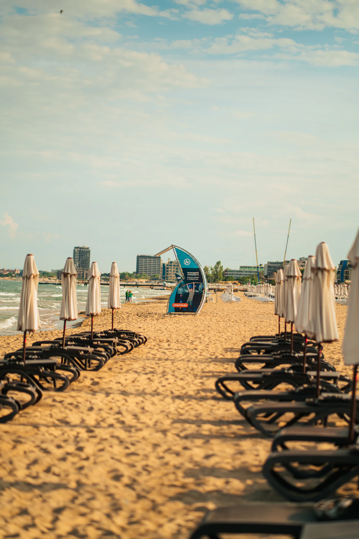 Unde te cazezi în Sunny Beach - Sud, plaja cu șezlonguri