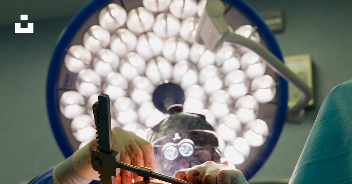 Una persona en un quirófano operando una máquina foto – Imagen de ...