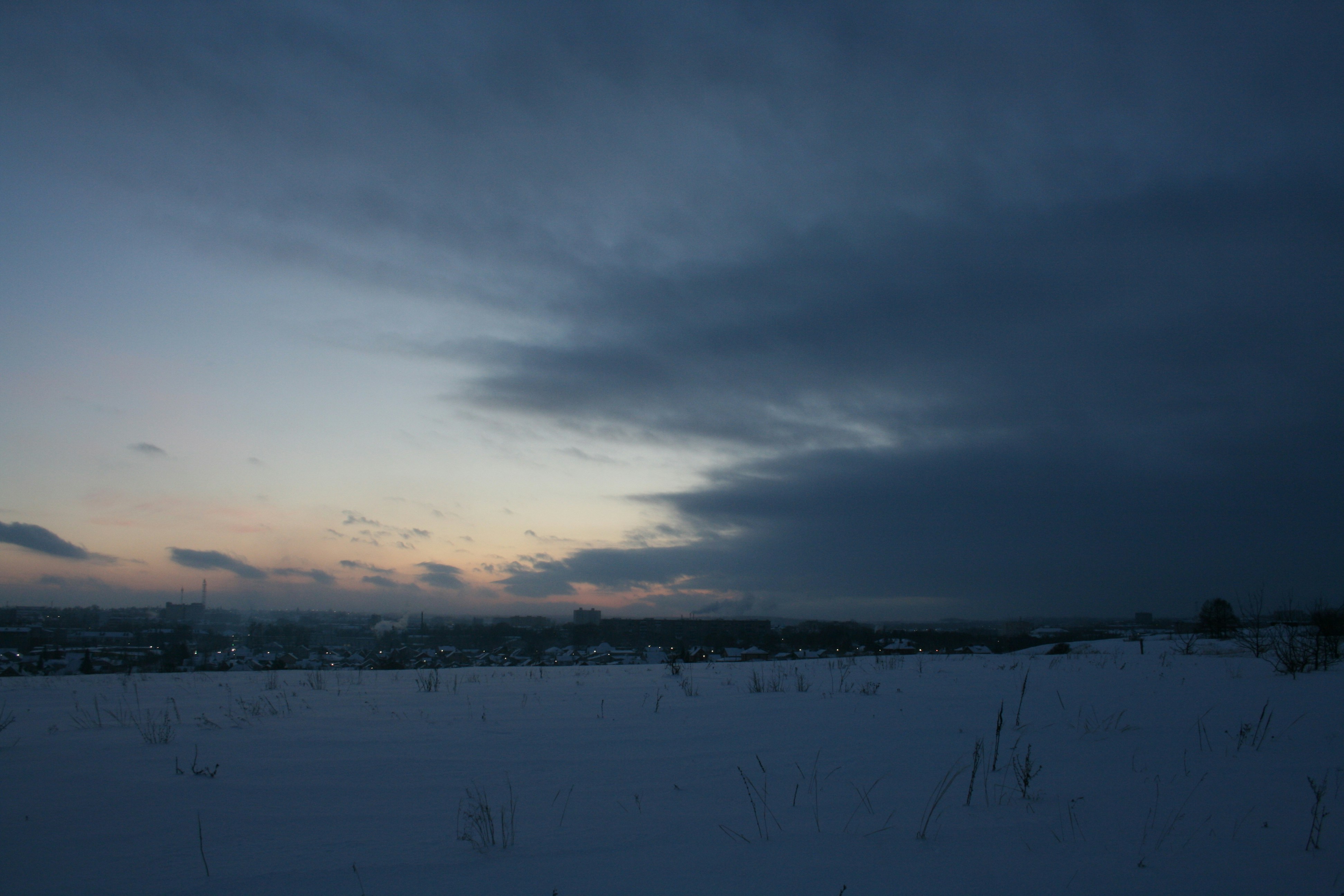 구름 낀 하늘 아래 눈으로 뒤덮인 들판