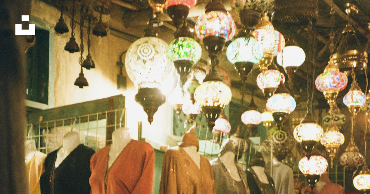 Una tienda de ropa con mucha ropa en exhibición foto – Imagen de ...