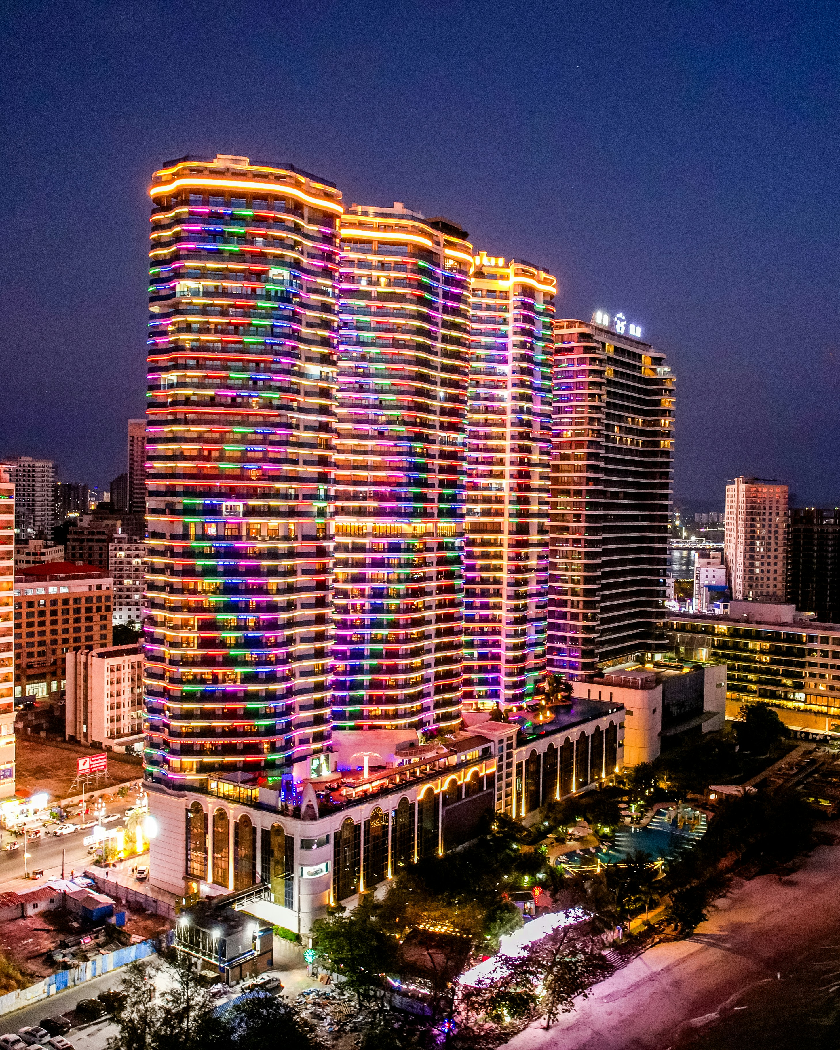 Pemandangan kasino dengan lampu warna-warni di malam hari