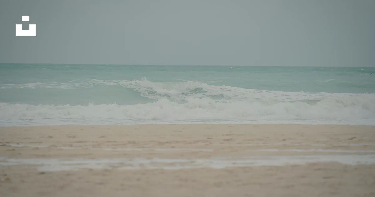 Une Photo Floue D une Plage Avec Des Vagues Qui Arrivent Photo Image une-photo-floue-d-une-plage-avec-des-vagues-qui-arrivent-photo-image