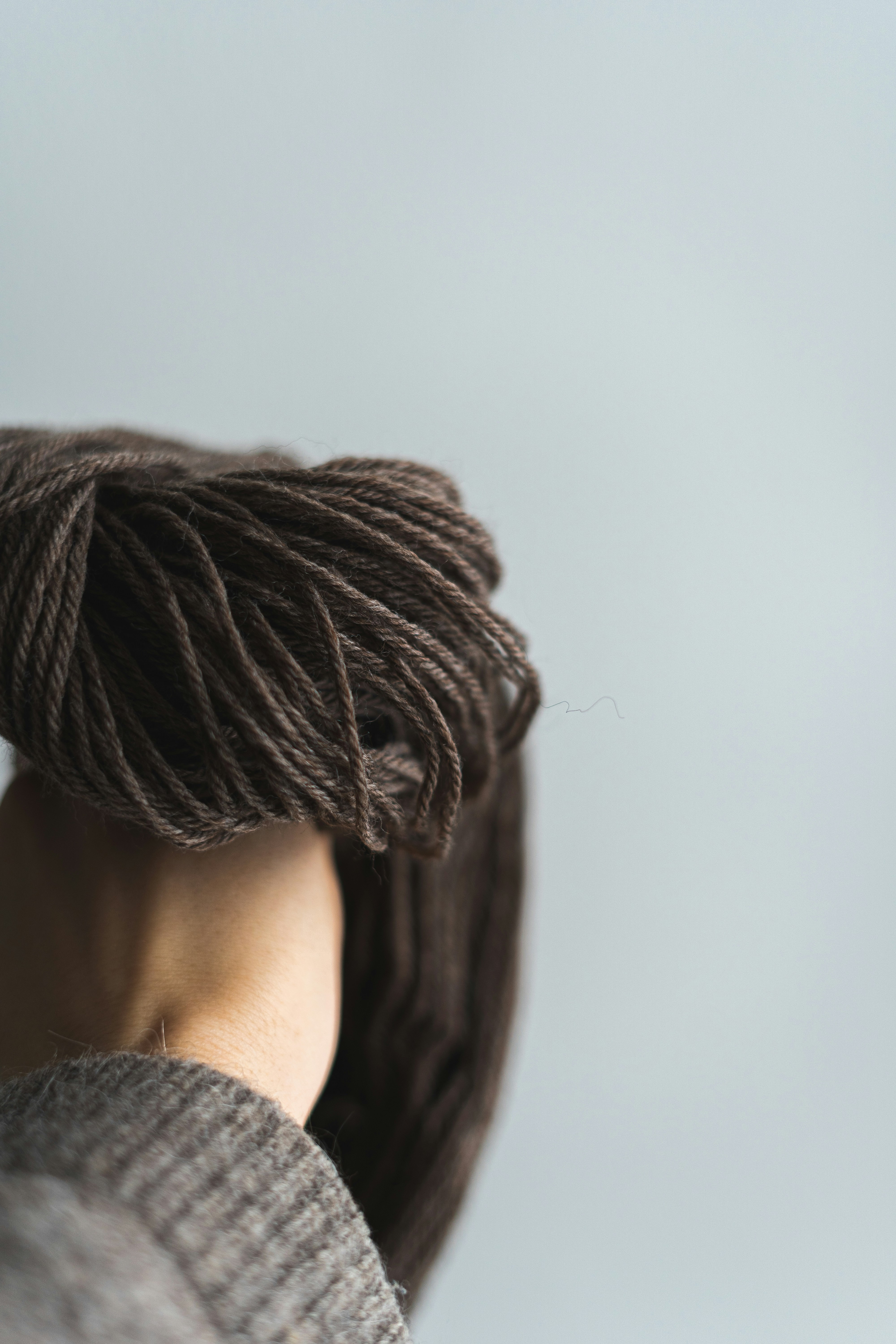 Une femme avec ses cheveux en queue de cheval