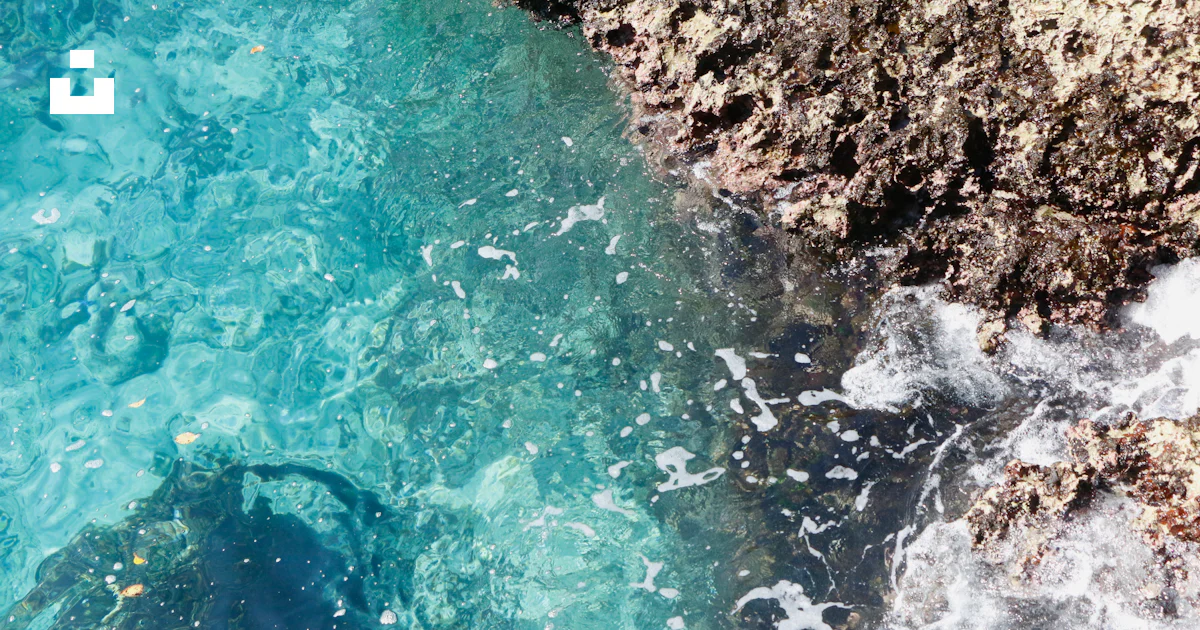 Un plan d’eau à côté d’un rivage rocheux photo – Image gratuite de ...