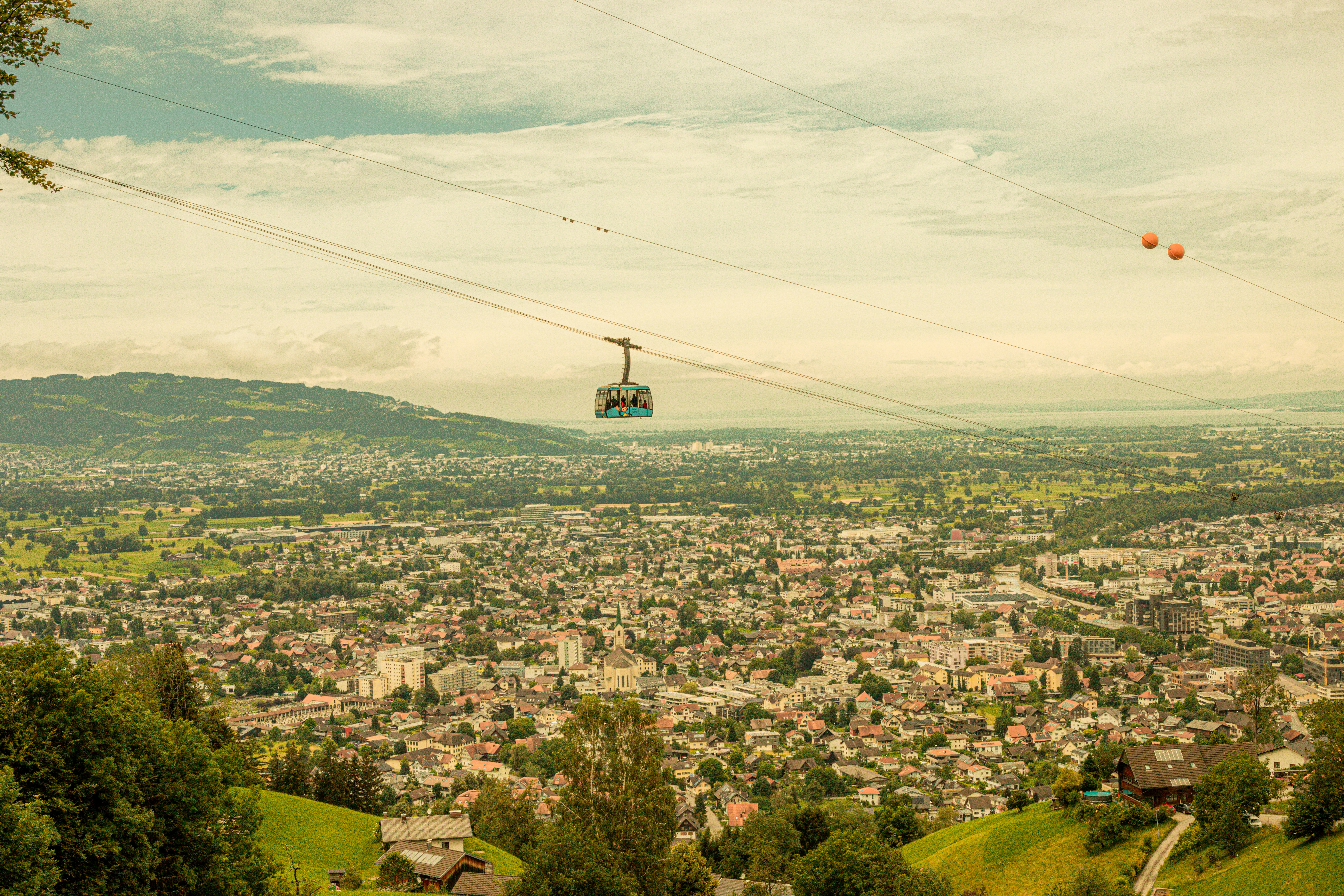 Una vista de una ciudad desde una colina