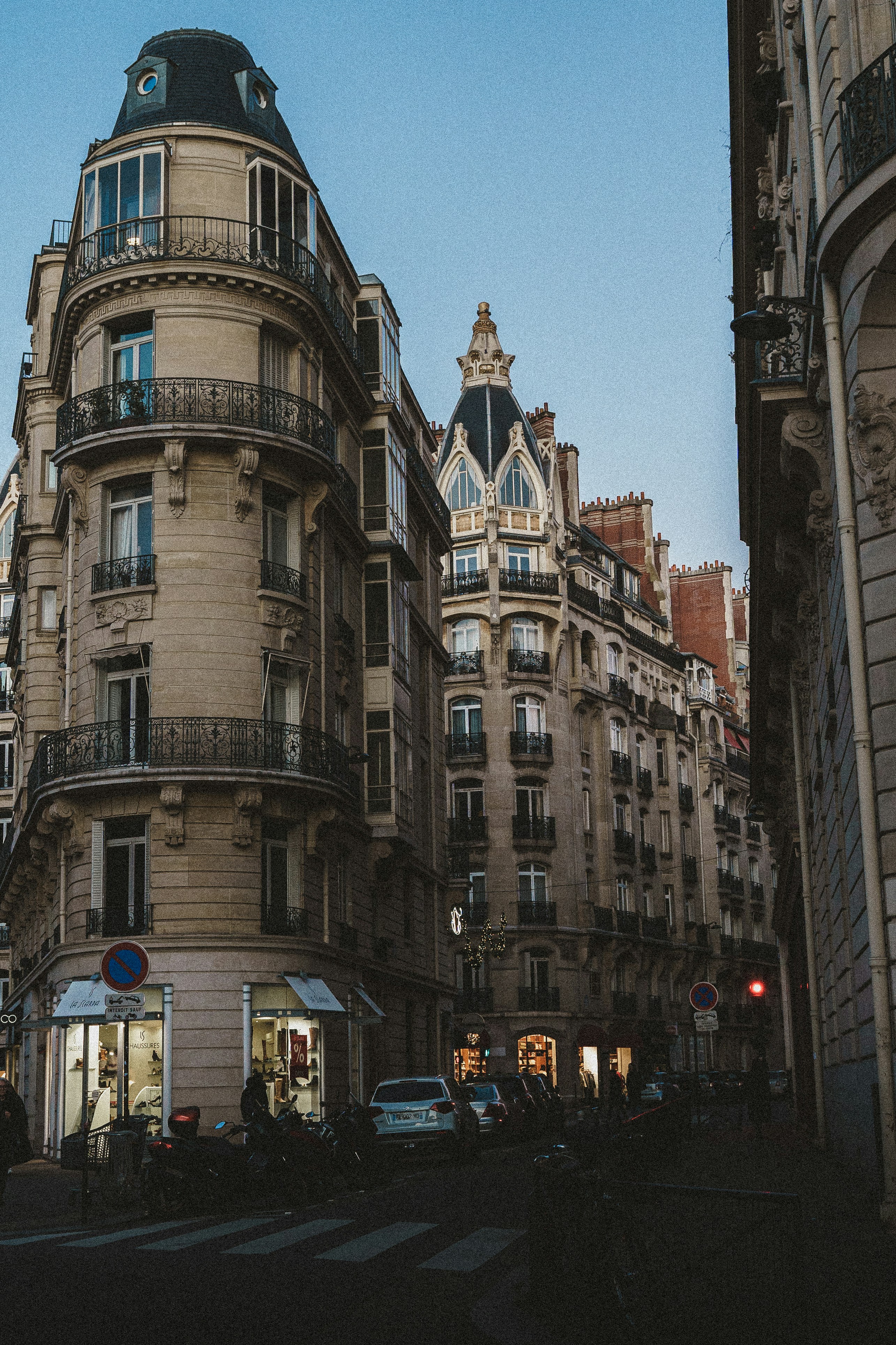 Une rue de la ville remplie de nombreux grands immeubles