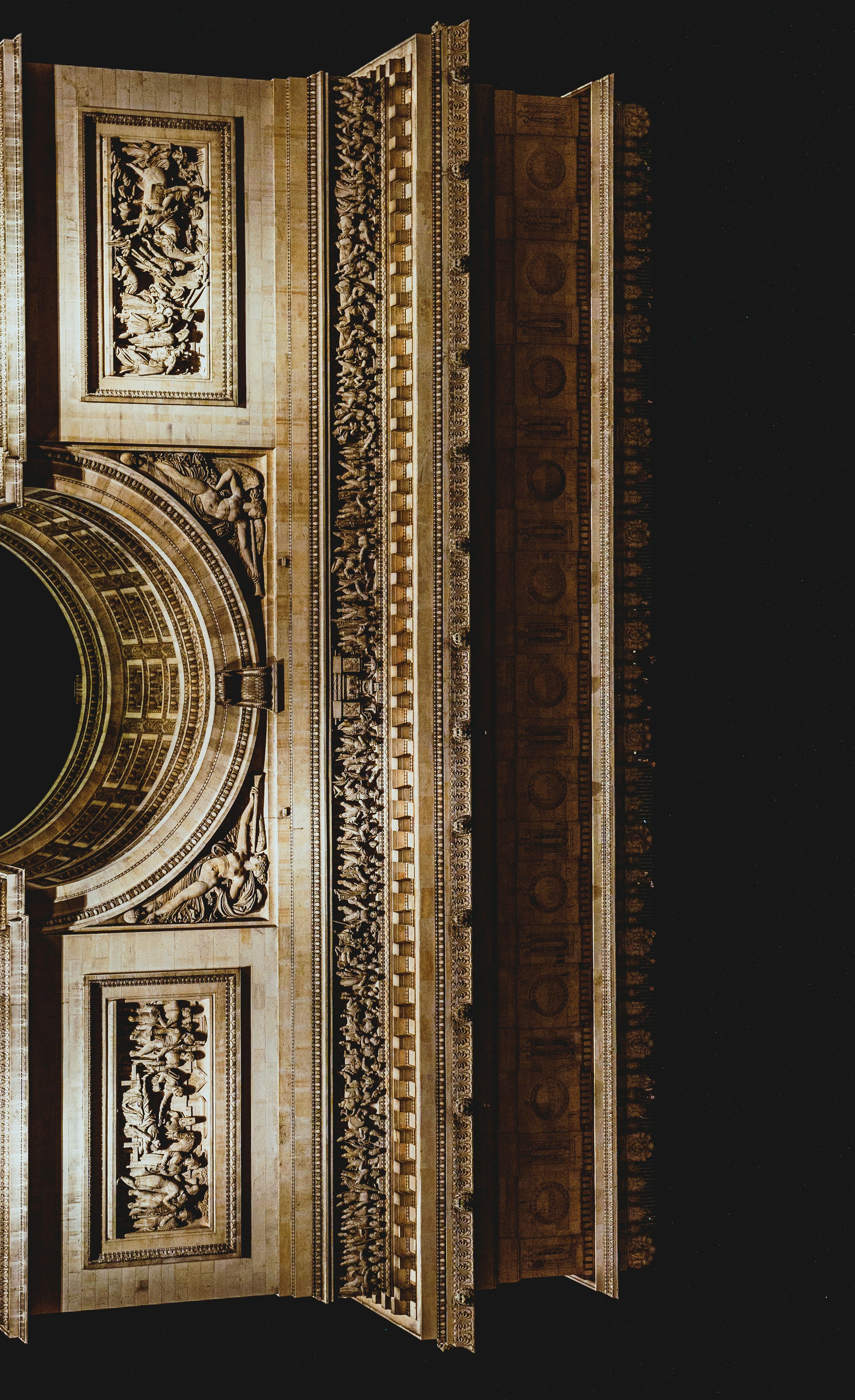 Une porte ouverte avec des sculptures complexes dessus