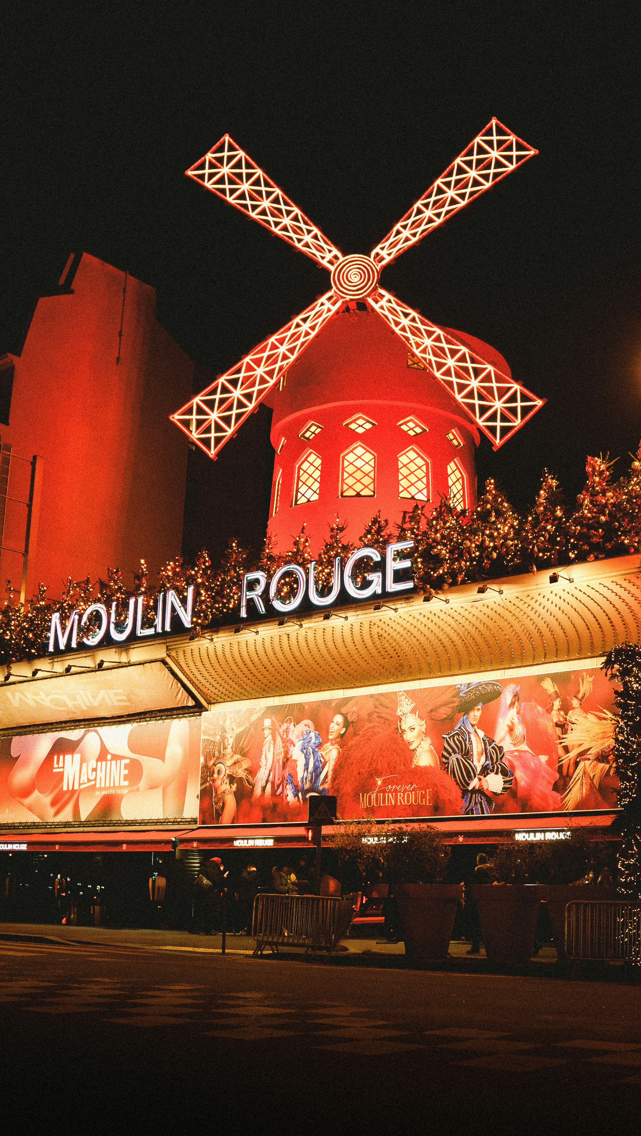 Un grand bâtiment surmonté d’un moulin à vent