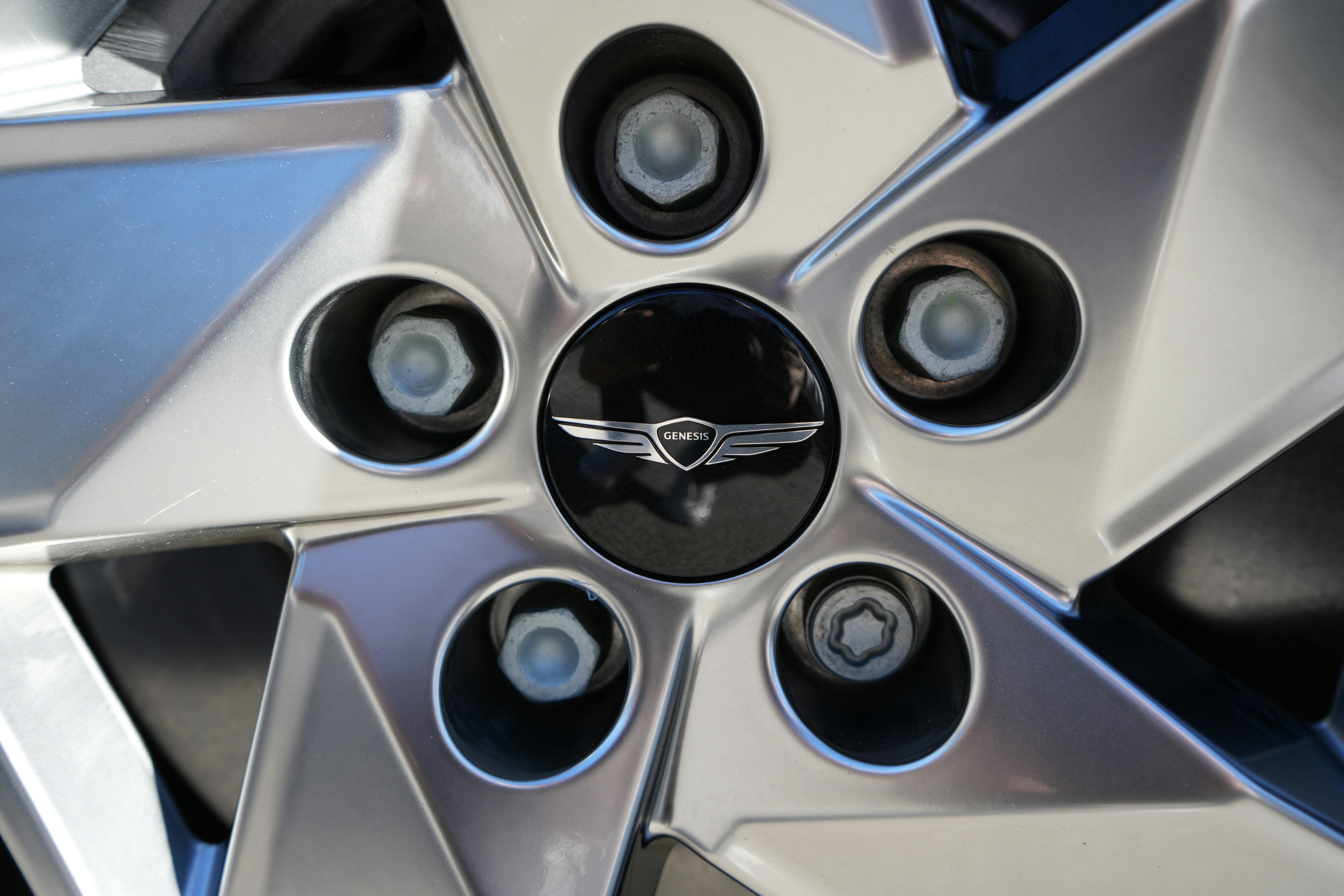 A close up of a wheel on a car photo – Free Machine Image on Unsplash