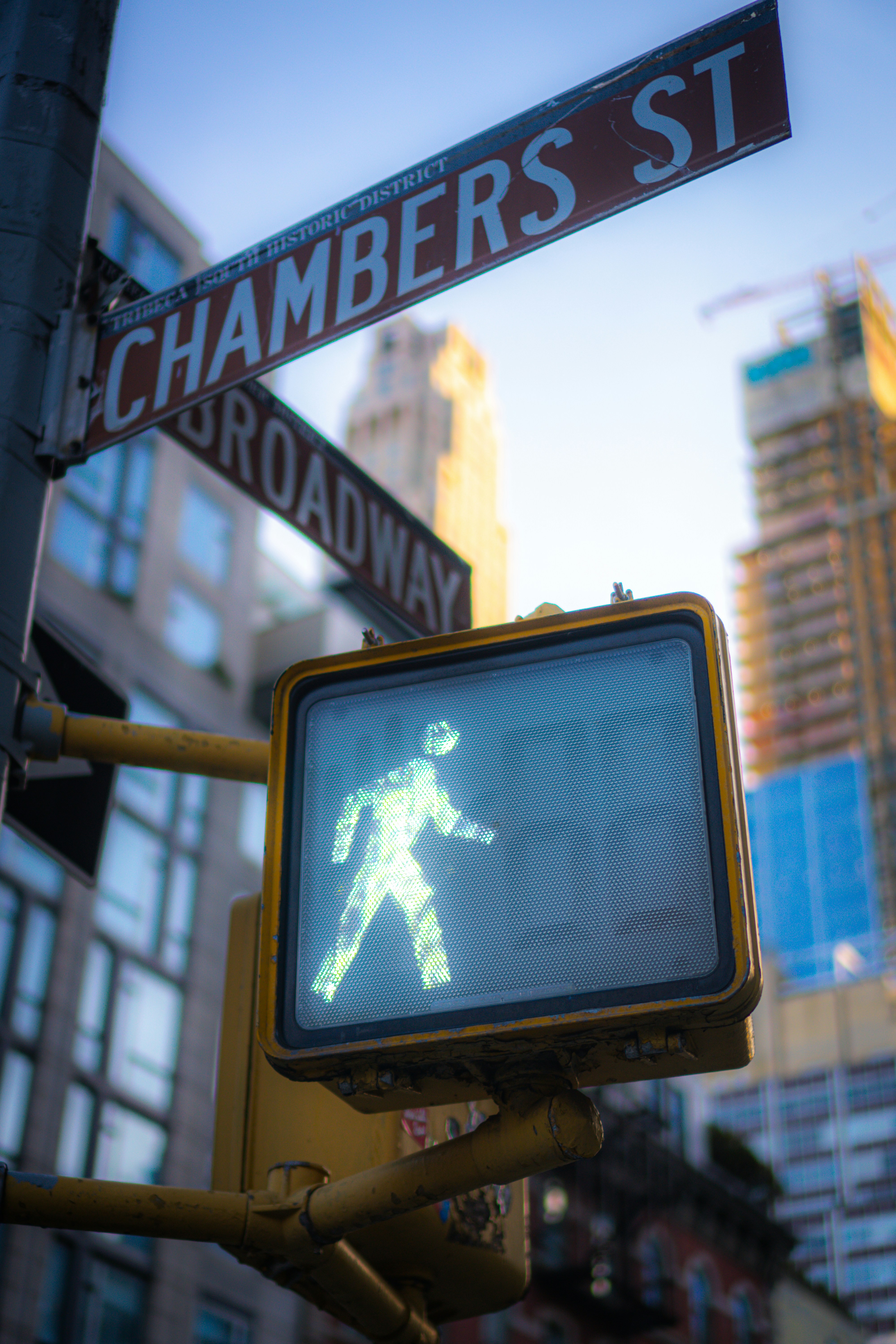 A traffic light with a pedestrian crossing sign on it photo – Free ...
