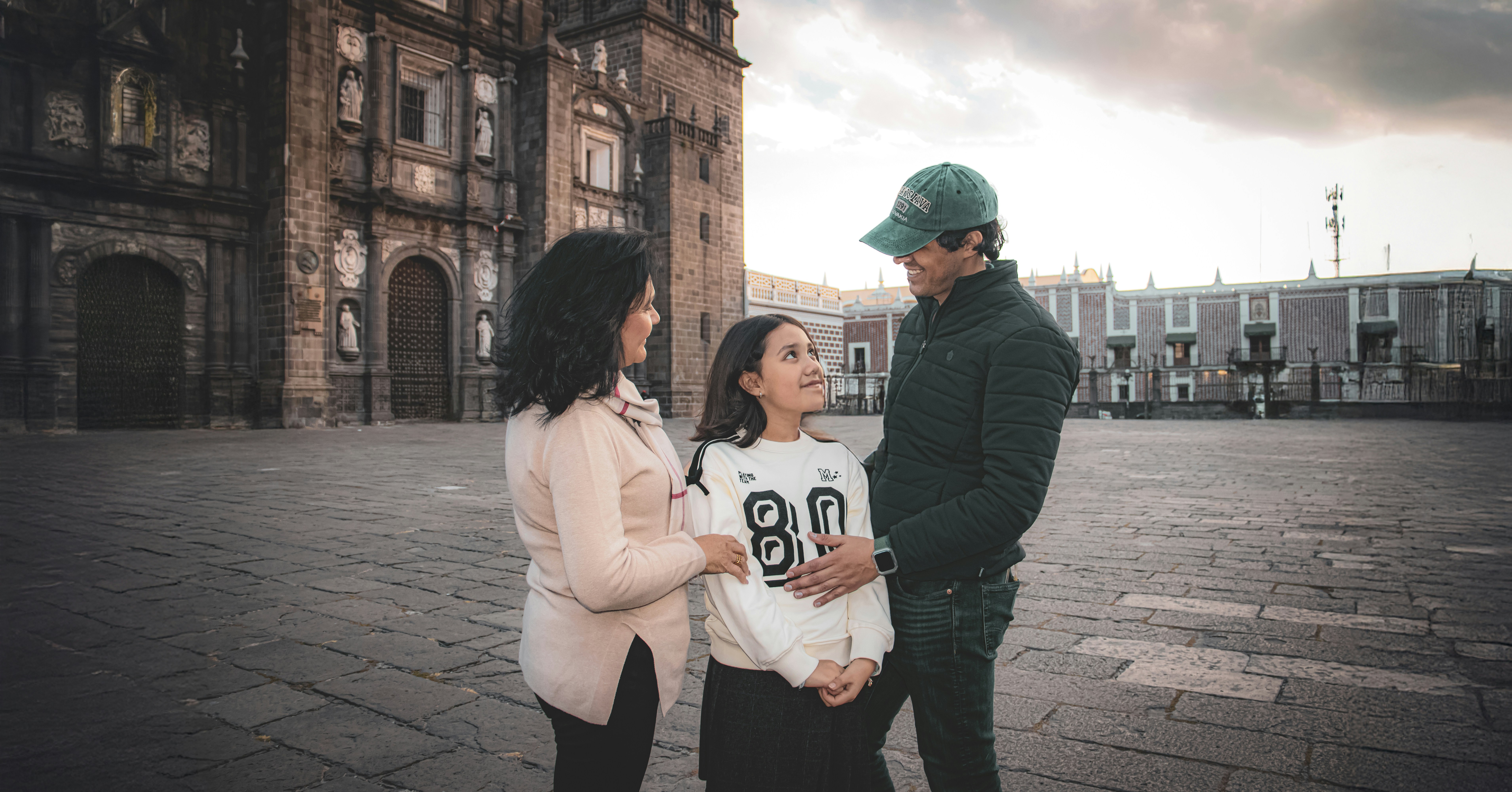 Un equipo de negocios familiares mexicanos discutiendo estrategias de crecimiento con tecnología y asesoría.