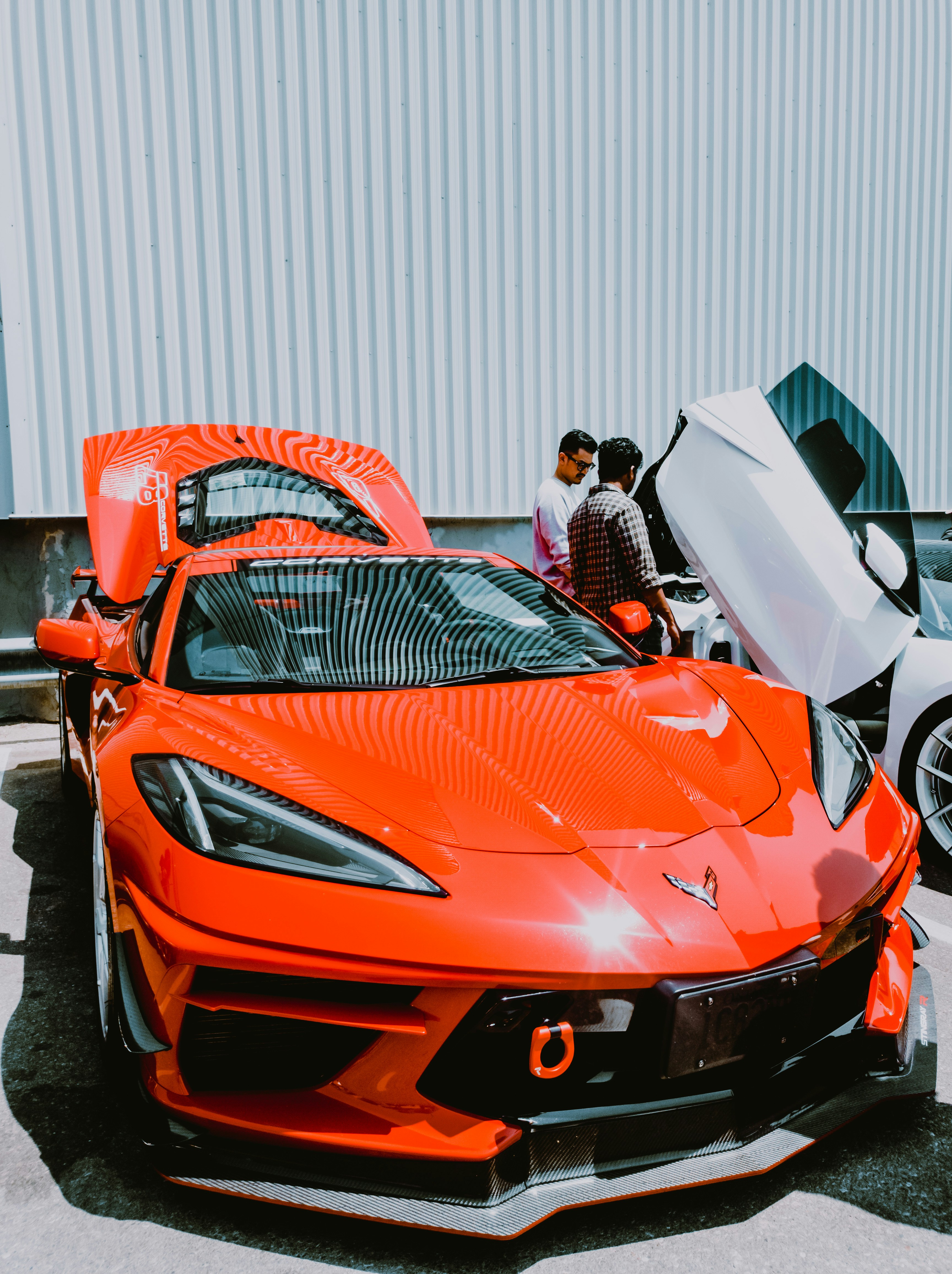 Quelques voitures garées l’une à côté de l’autre