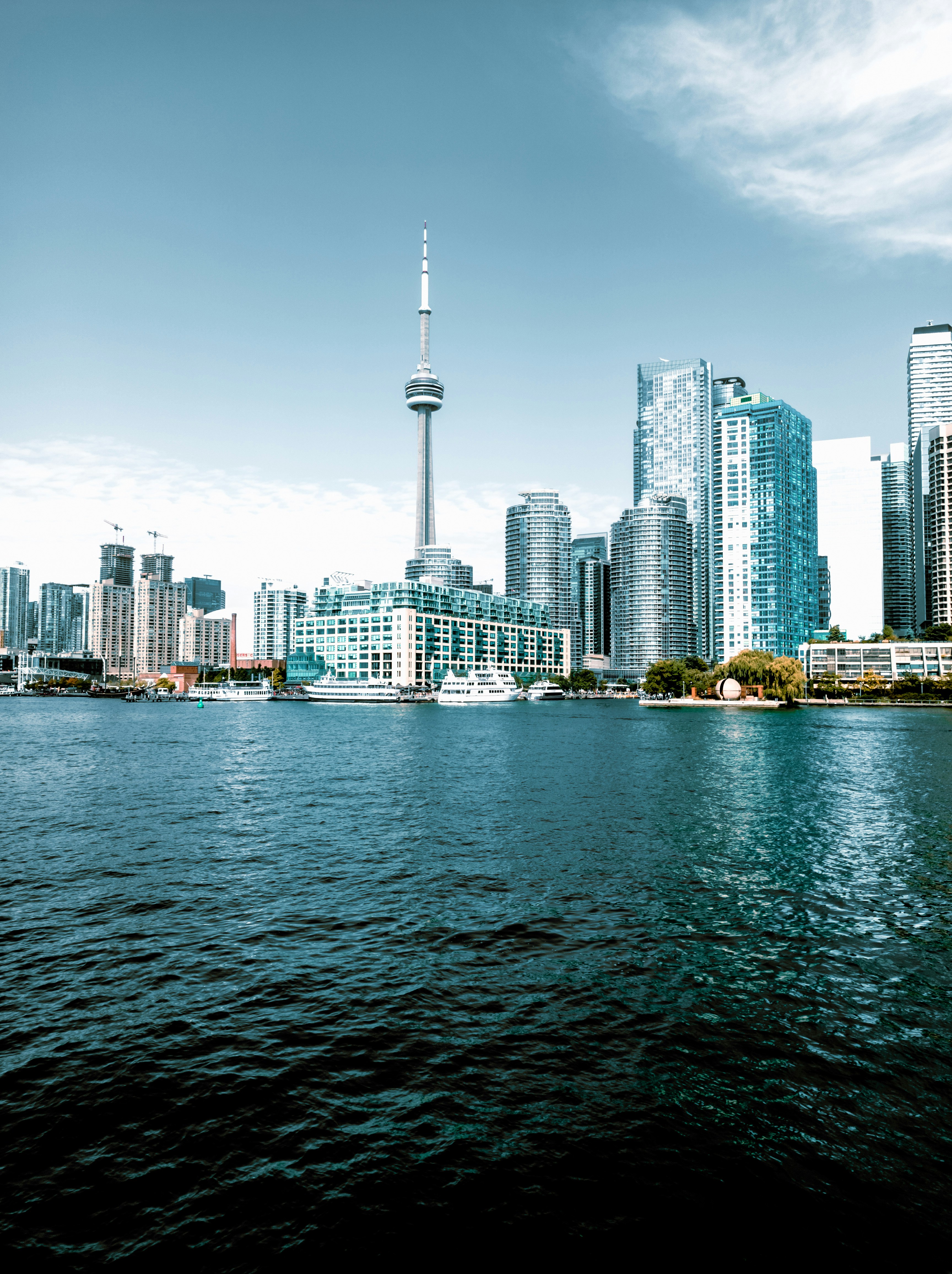 Un grand plan d’eau avec une ville en arrière-plan