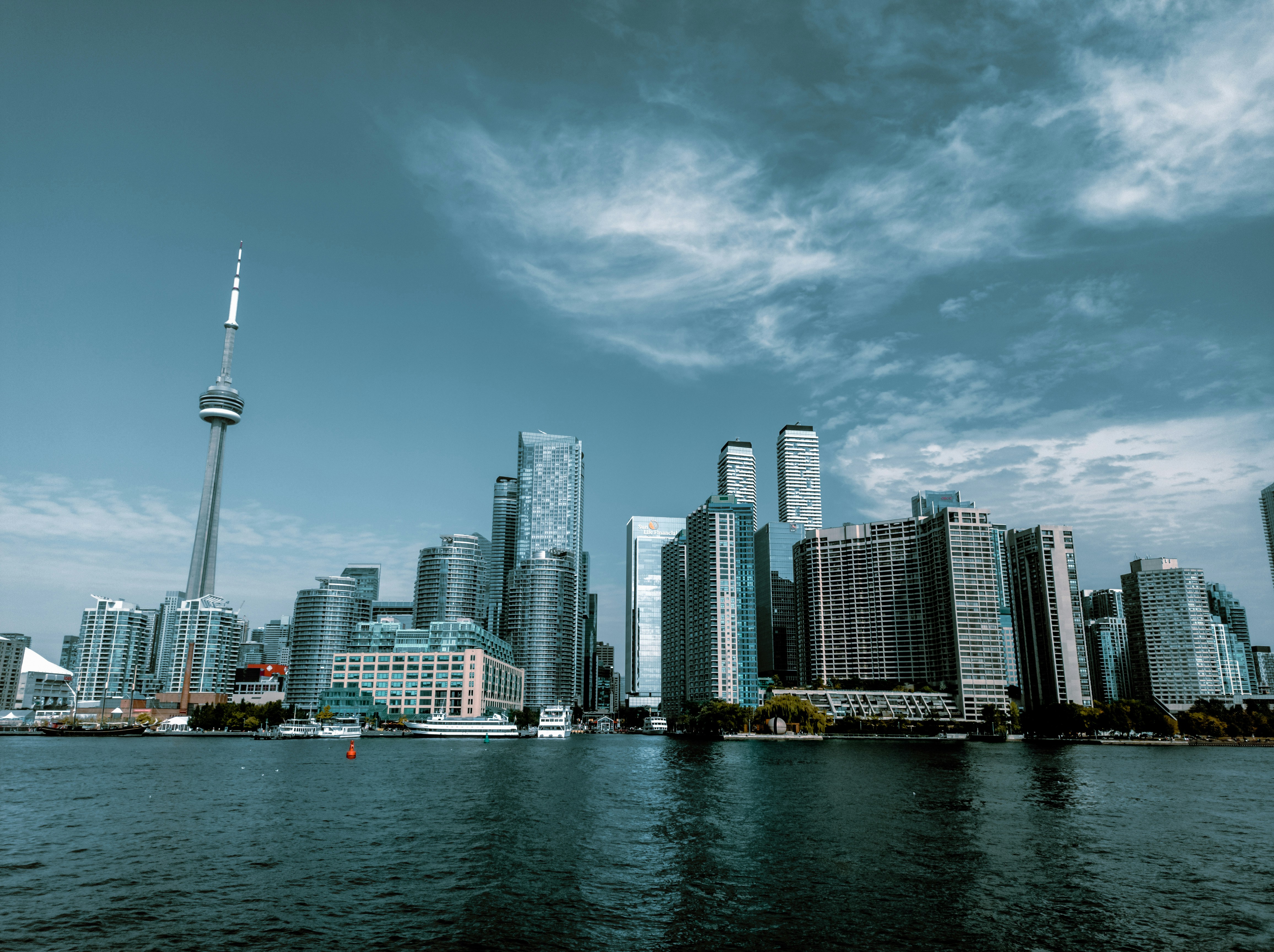 Une vue d’une ville depuis l’eau