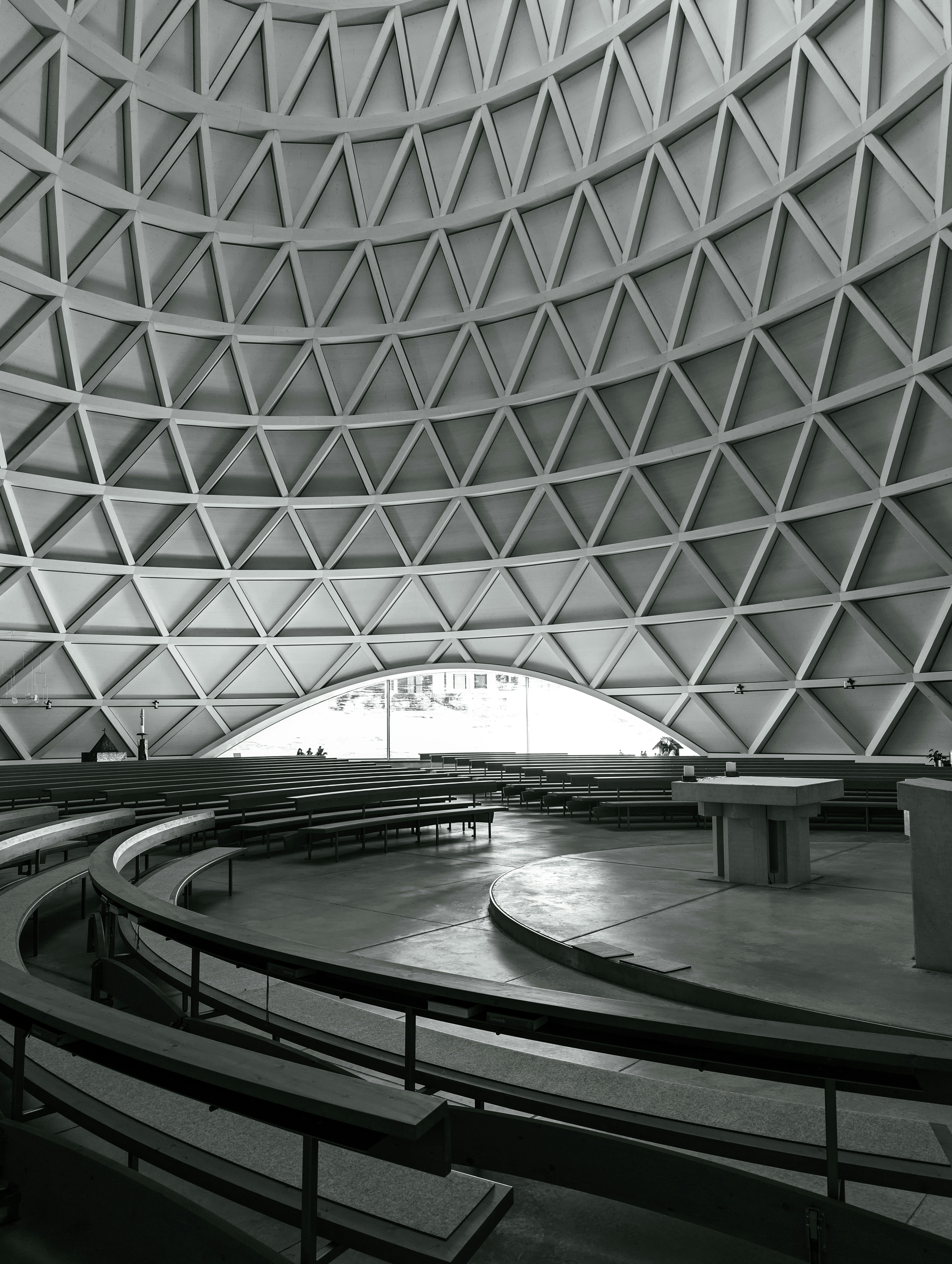 Ein Schwarz-Weiß-Foto eines kreisförmigen Gebäudes