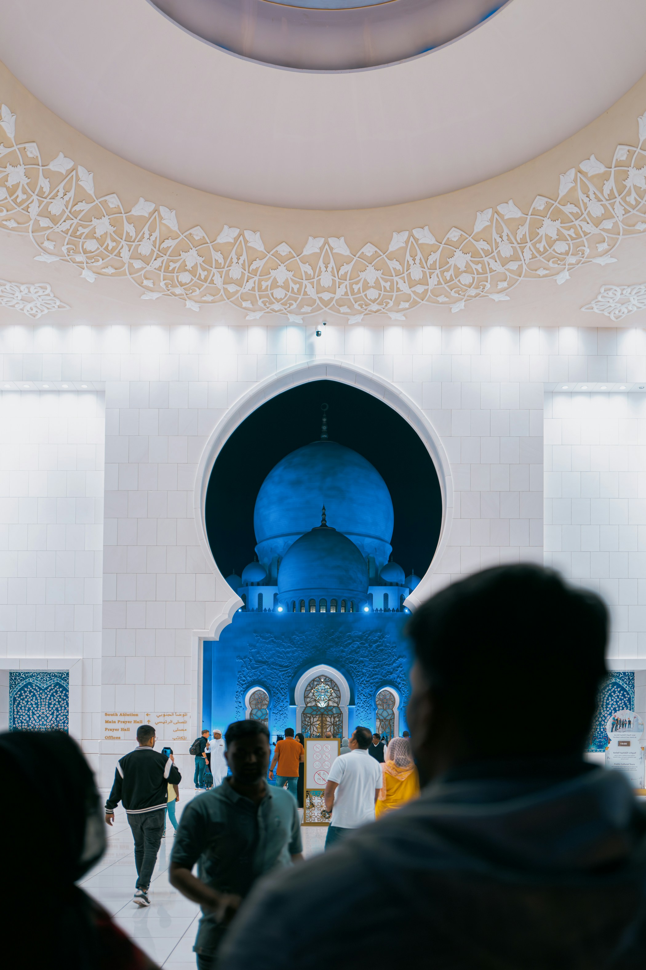 Un groupe de personnes debout devant un bâtiment