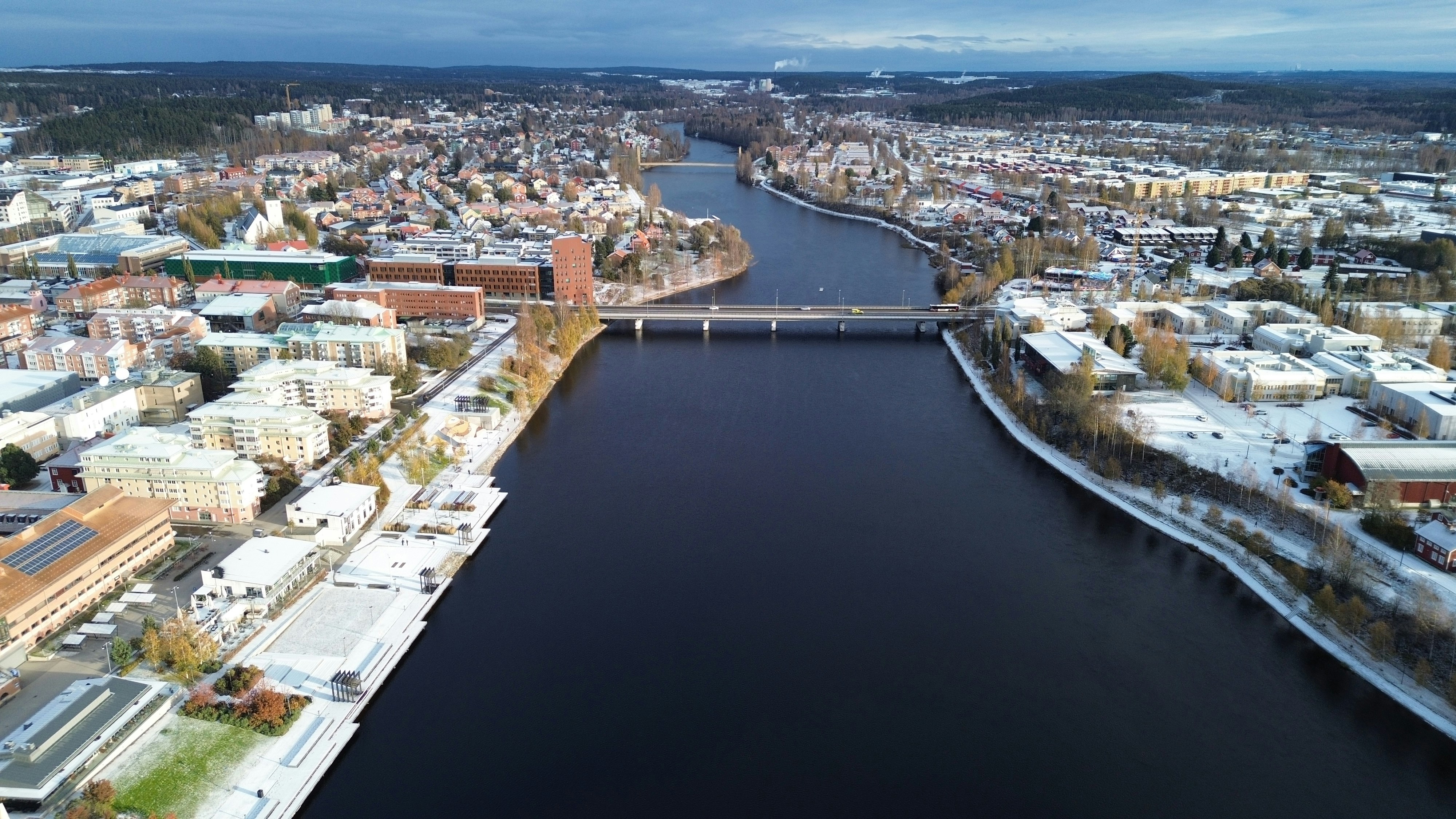 An aerial view of a river running through a city photo – Free Car Image ...