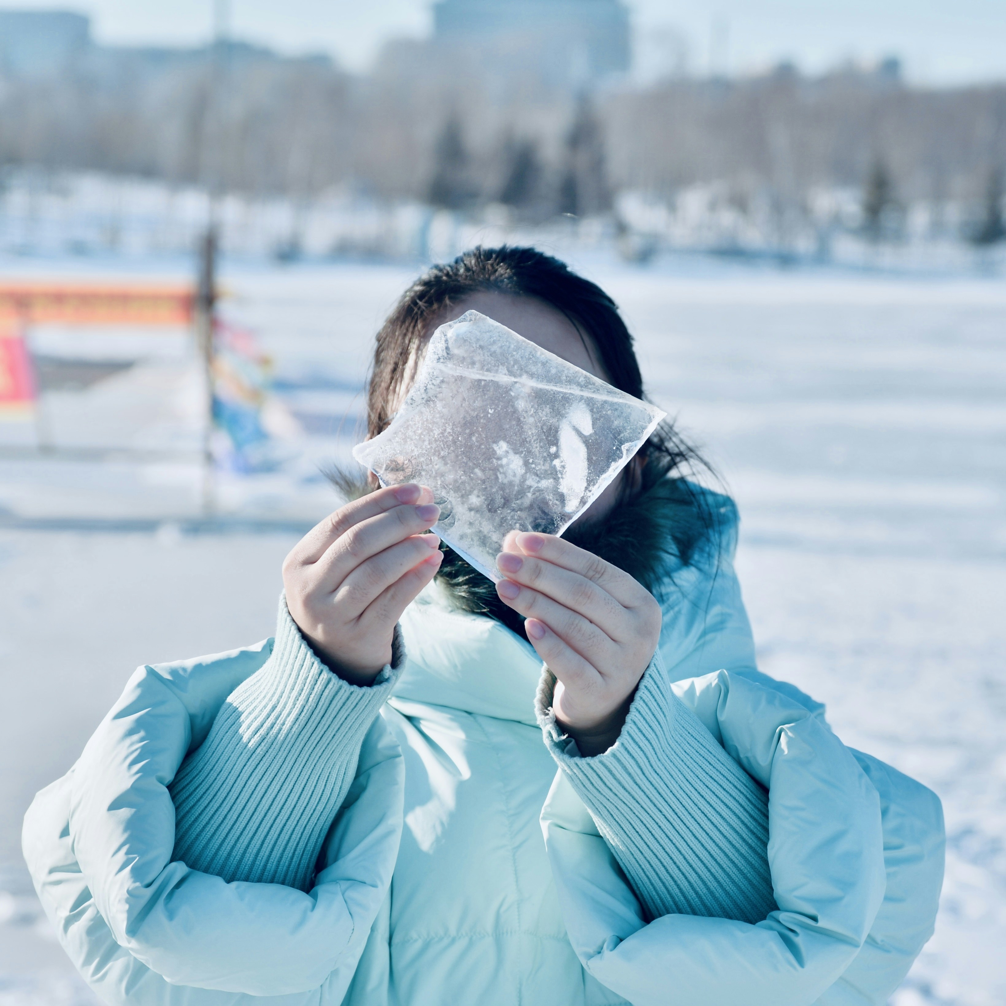 A woman in a blue coat holding a clear bag photo – Free 冬季 Image on ...