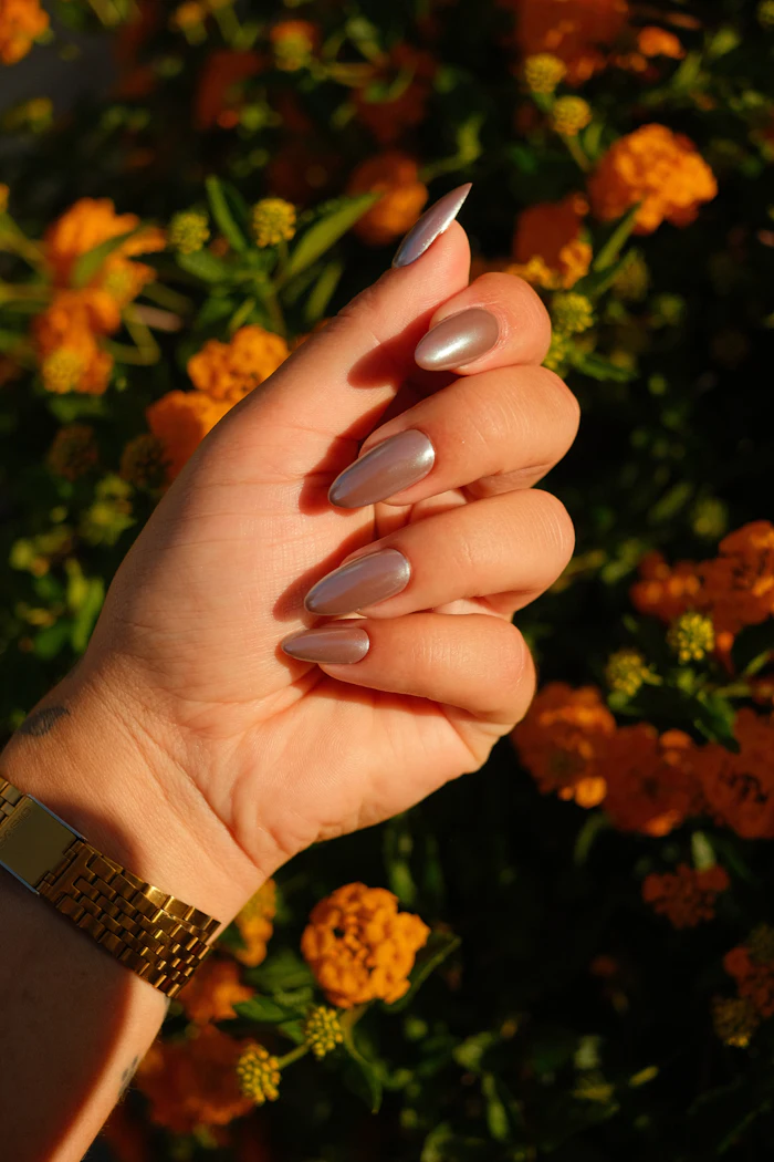 Manicure delicado con flor