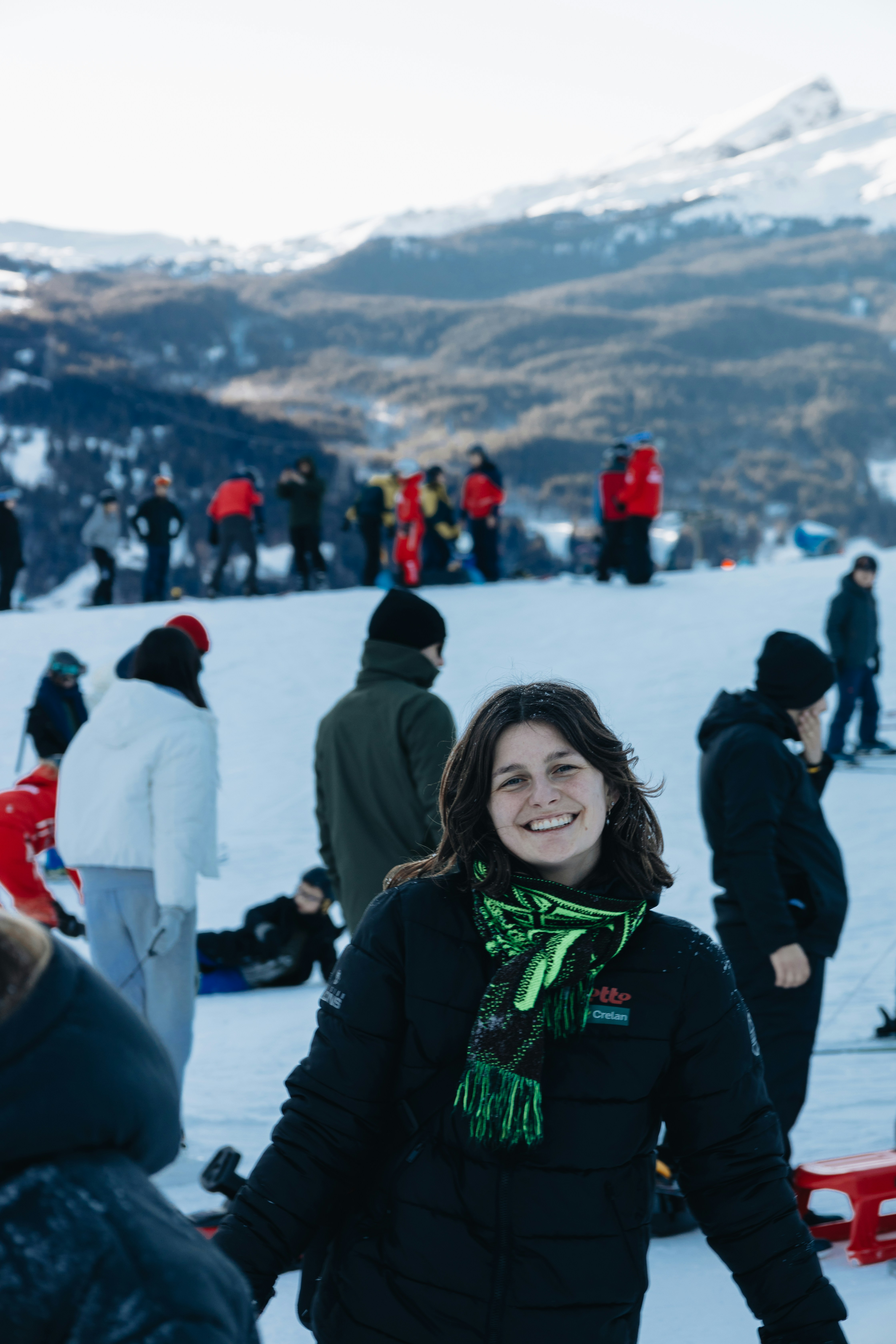 Eine Gruppe von Menschen steht auf einem schneebedeckten Hang