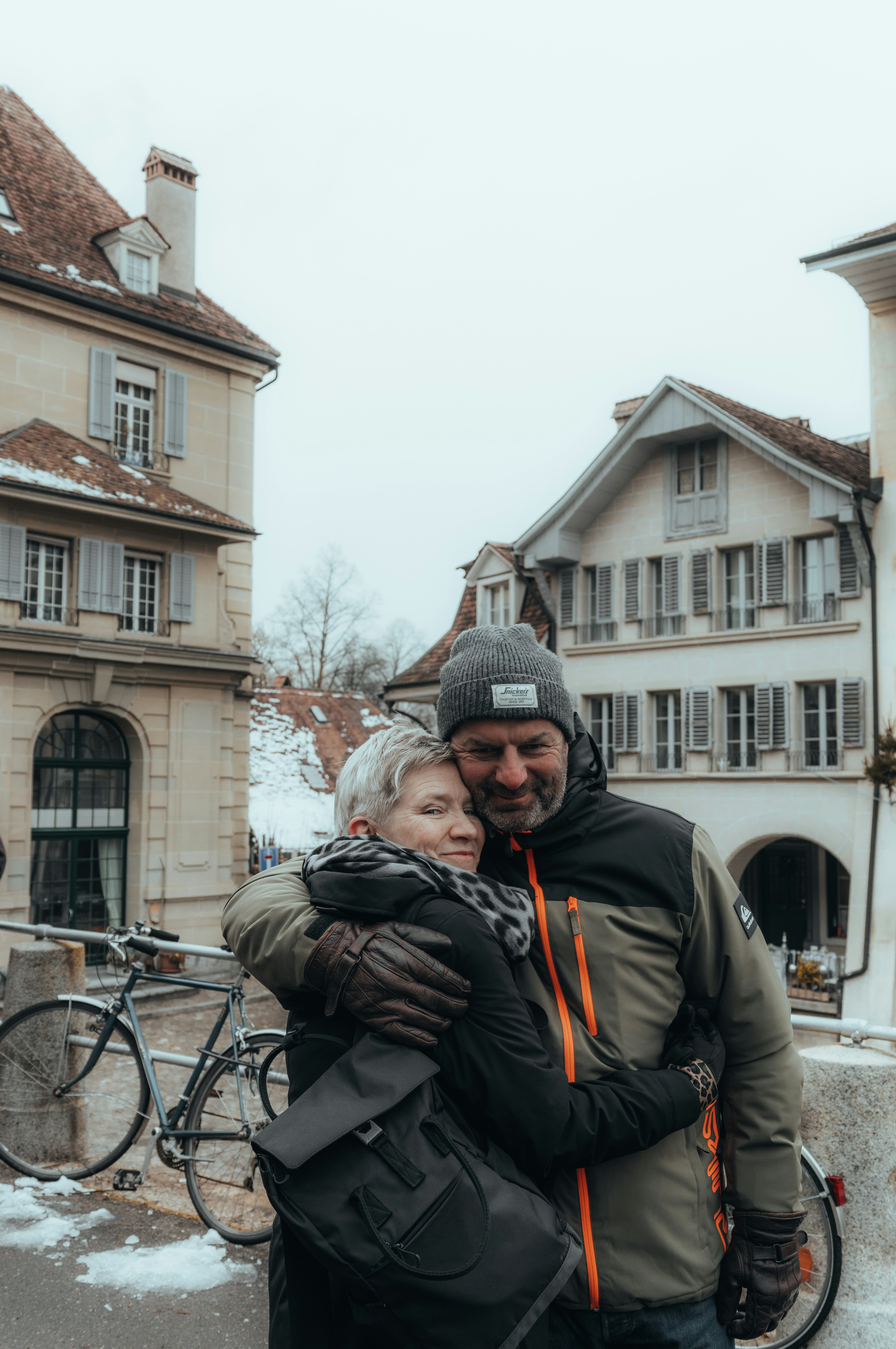 Ein Mann und eine Frau stehen vor einem Gebäude