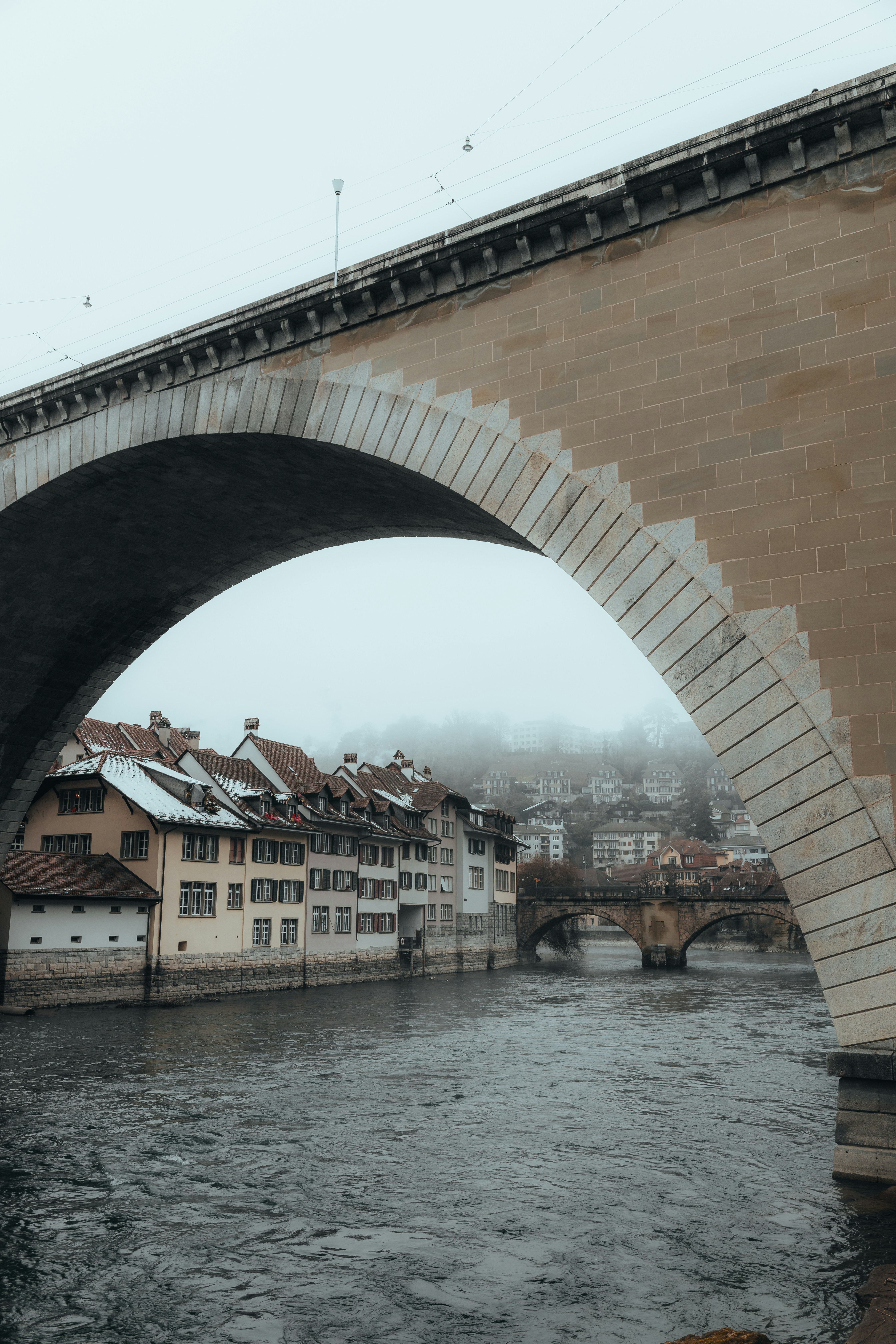 Eine Brücke über ein Gewässer mit Gebäuden im Hintergrund