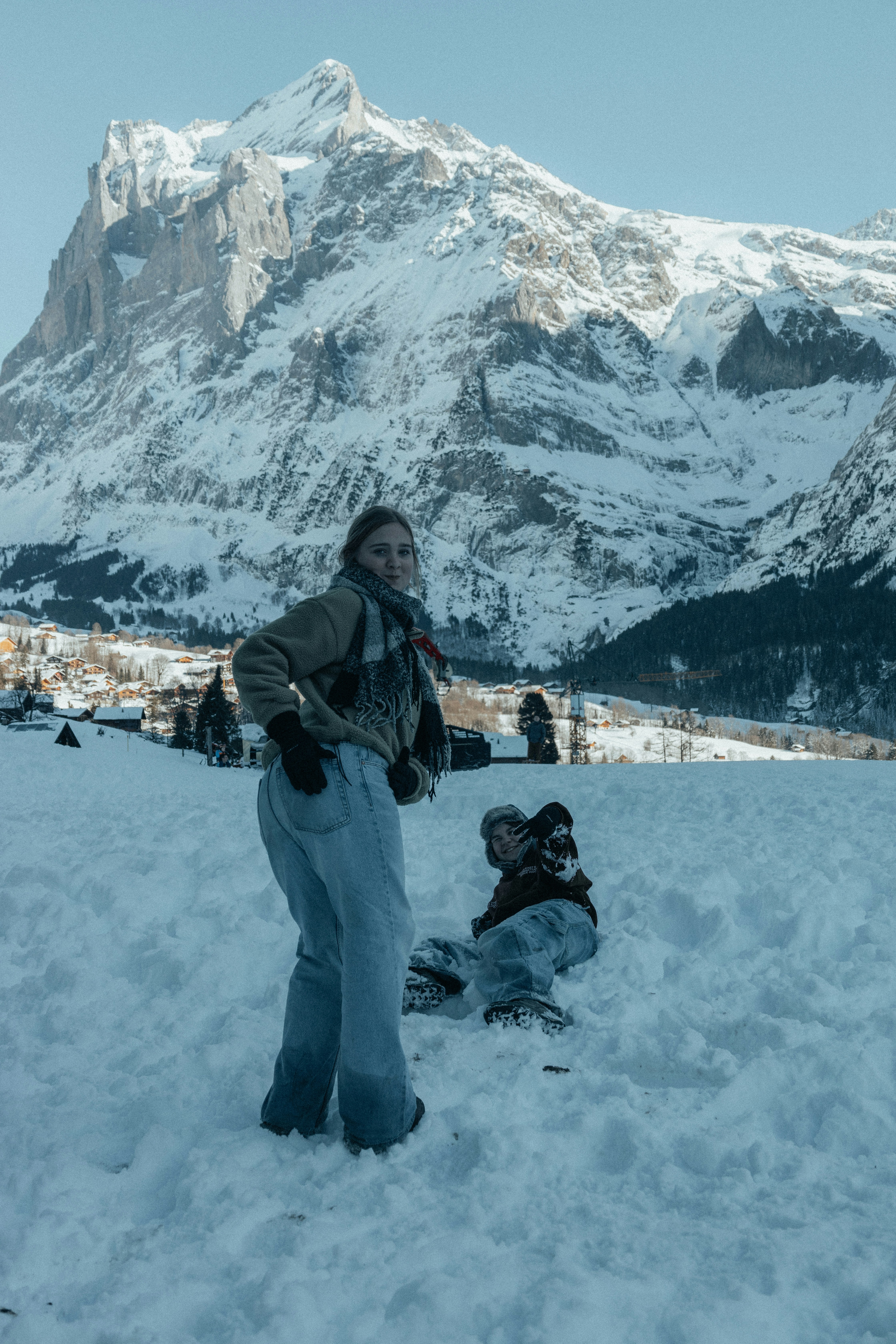 Ein Mann steht auf einer schneebedeckten Piste