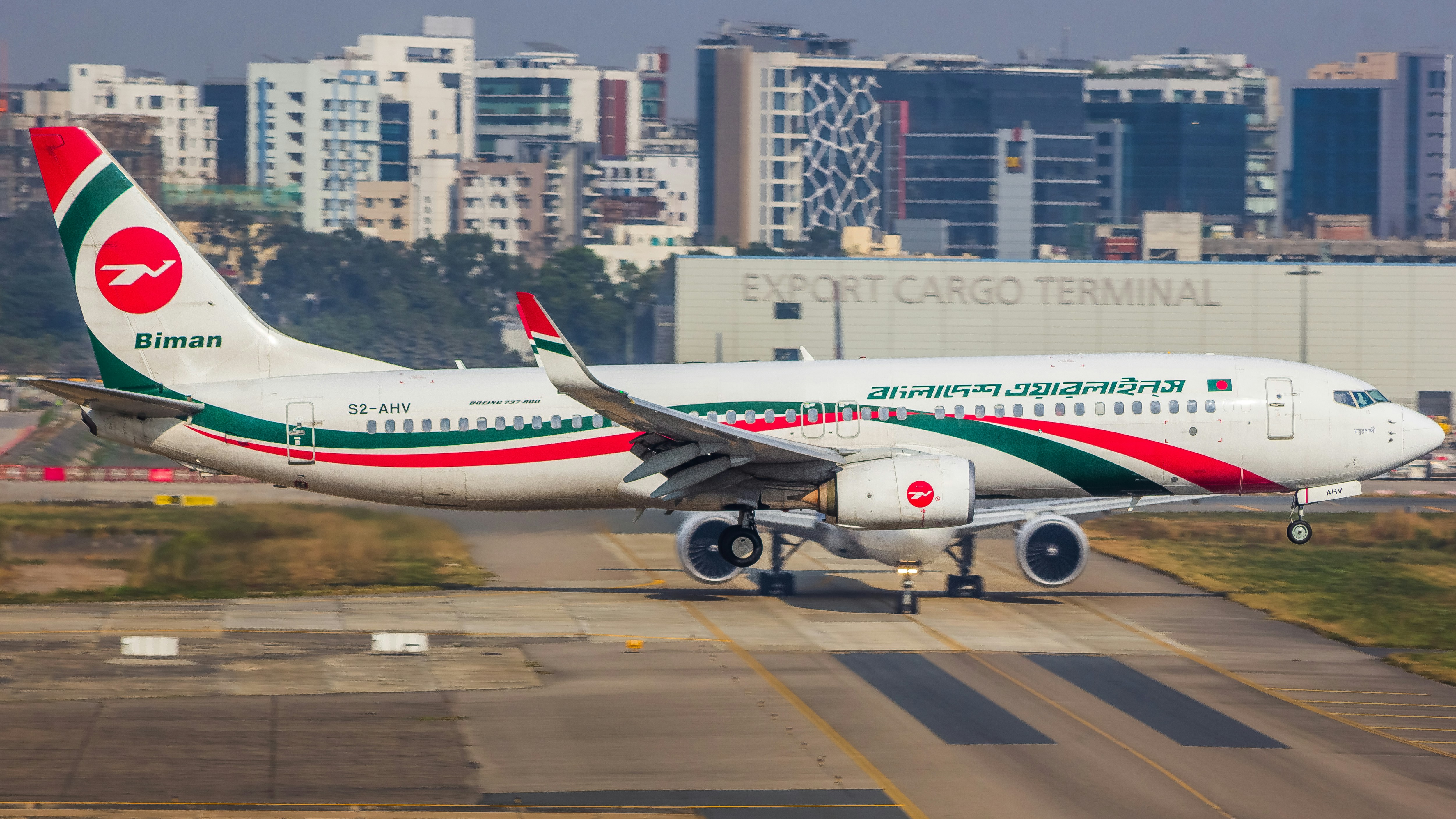 A large jetliner sitting on top of an airport runway