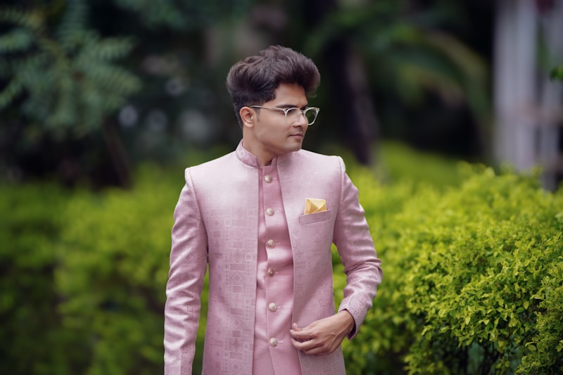 Homme en costume rose élégant