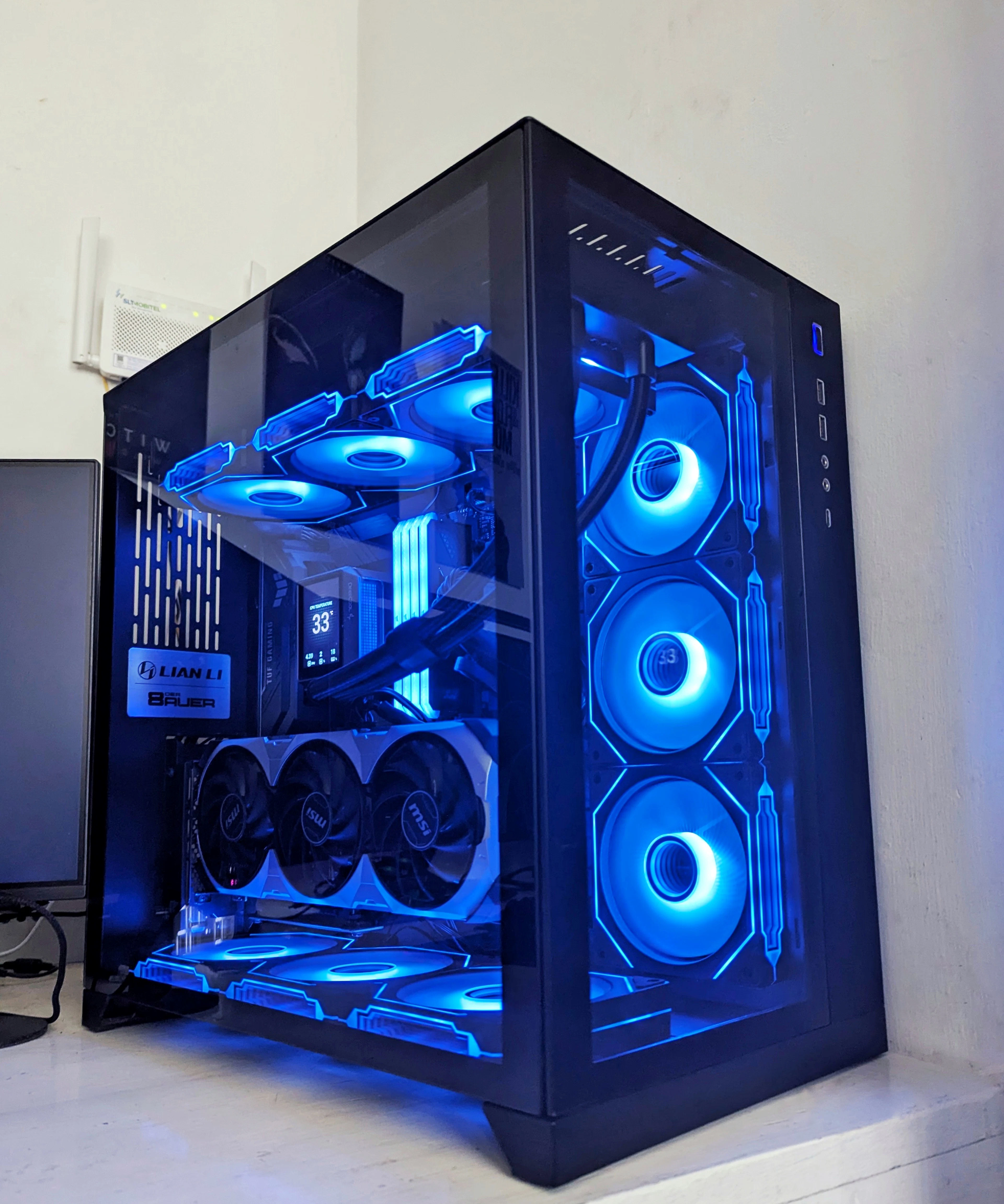 PC gaming nero con ventole illuminate di blu dietro il vetro frontale