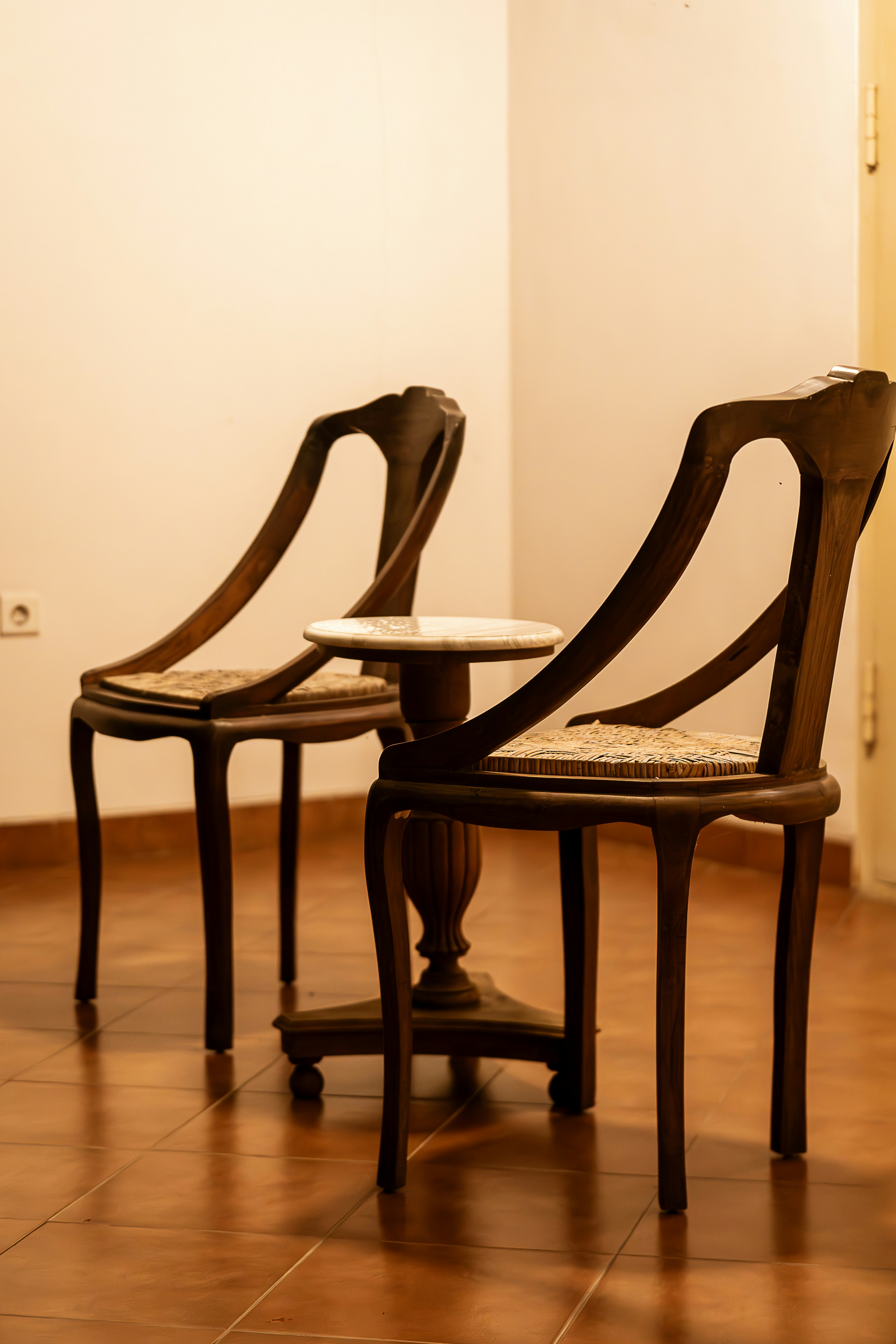 Ein paar Holzstühle stehen nebeneinander
