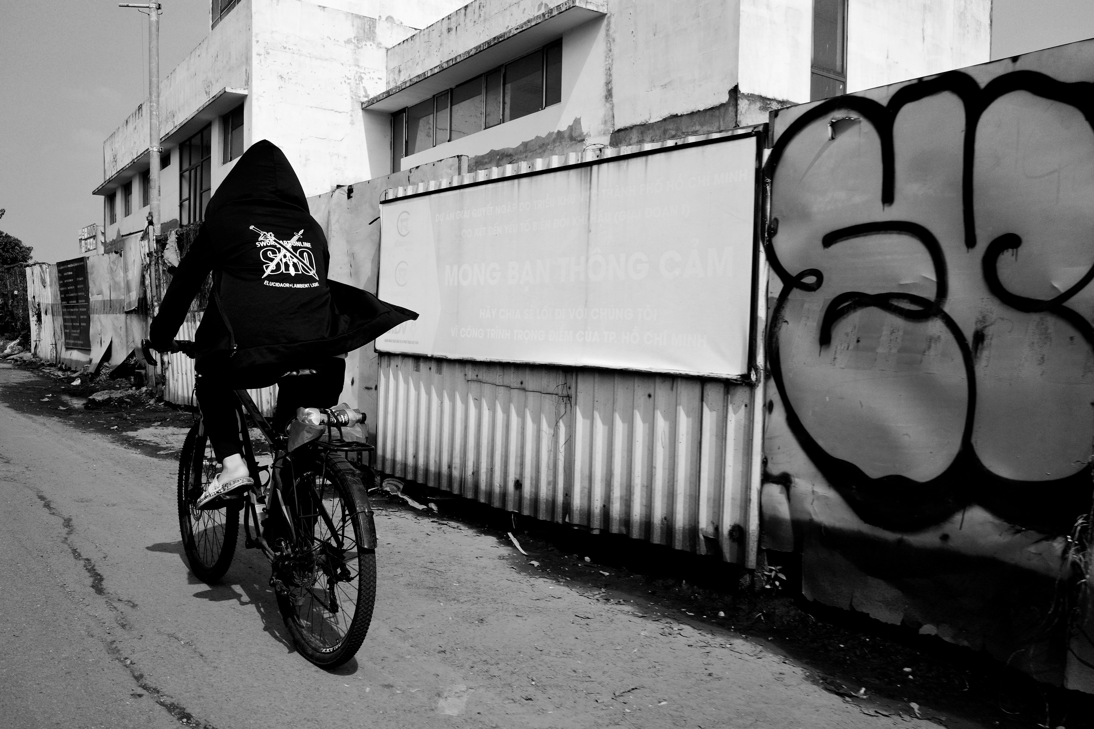 通りを自転車で走る人