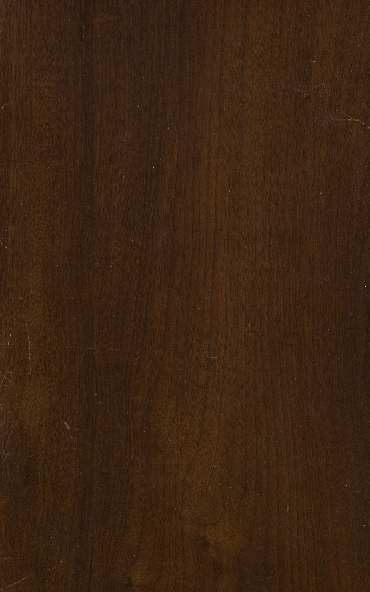 Nussbaum-Maserung – schokoladebraunes Holz mit eleganten Linien