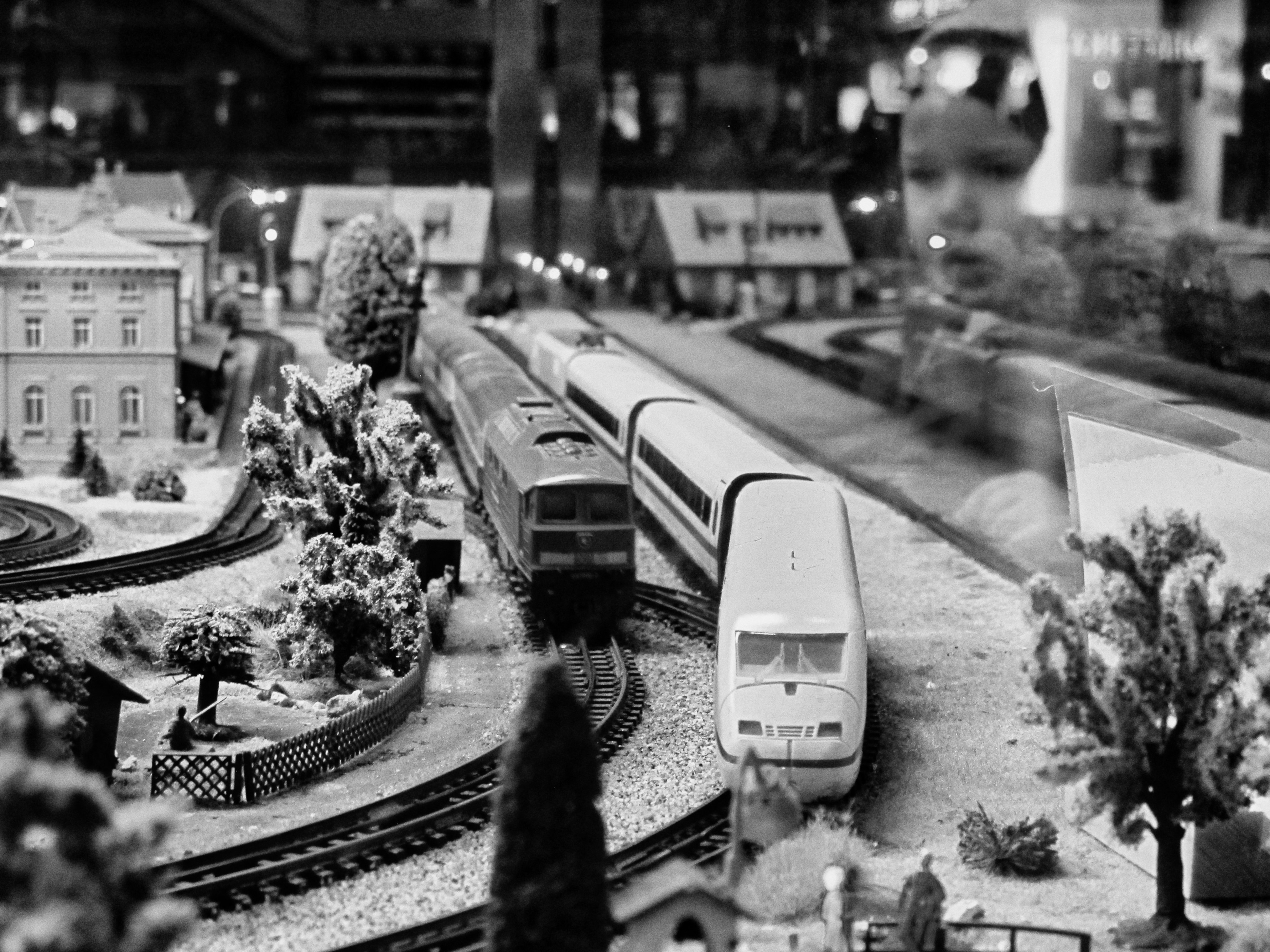 Une photo en noir et blanc d’un train miniature