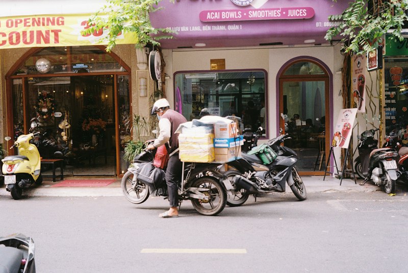 Ly cà phê latte art đẹp trên bàn gỗ