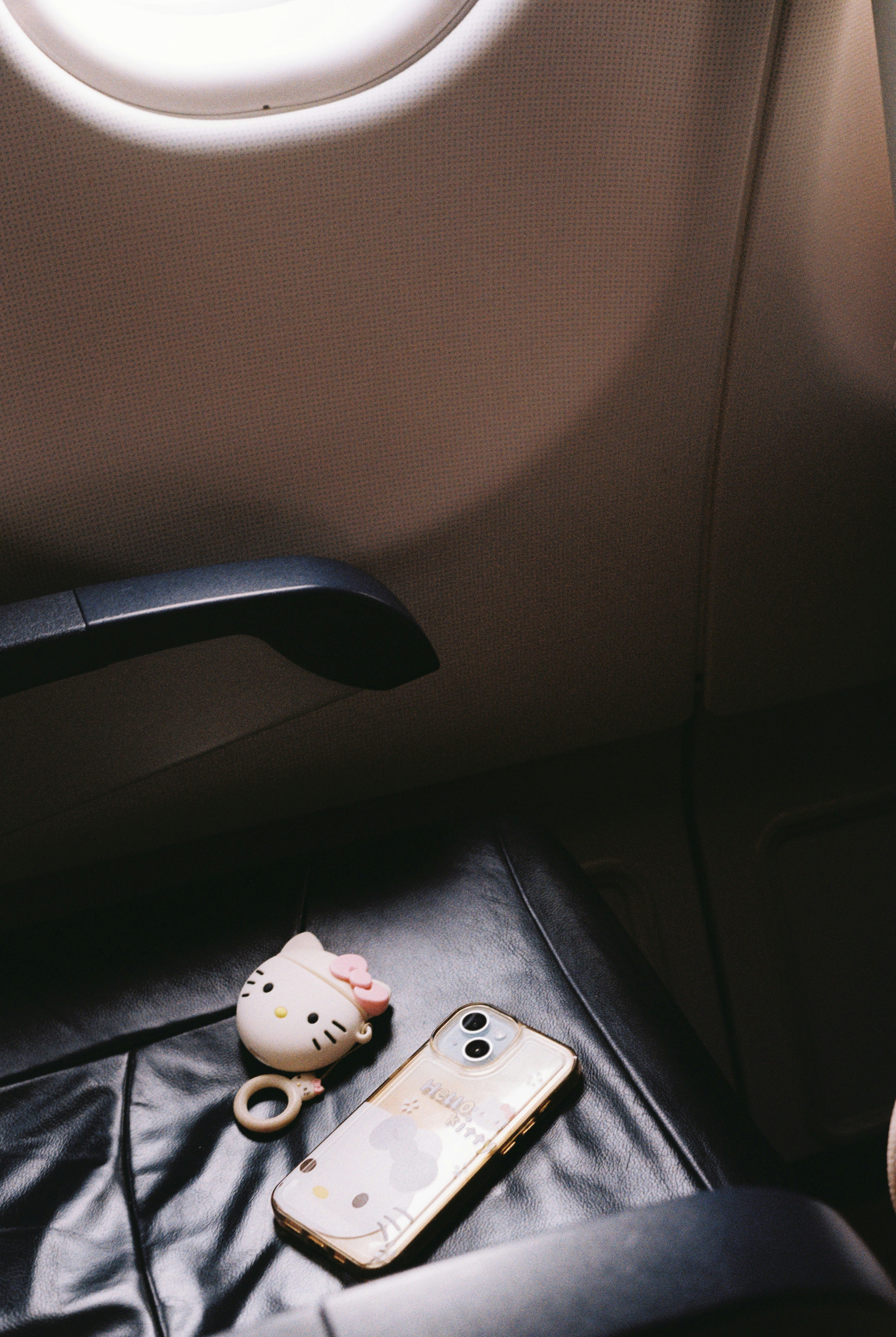 A specialist using a tool to unlock a car door.