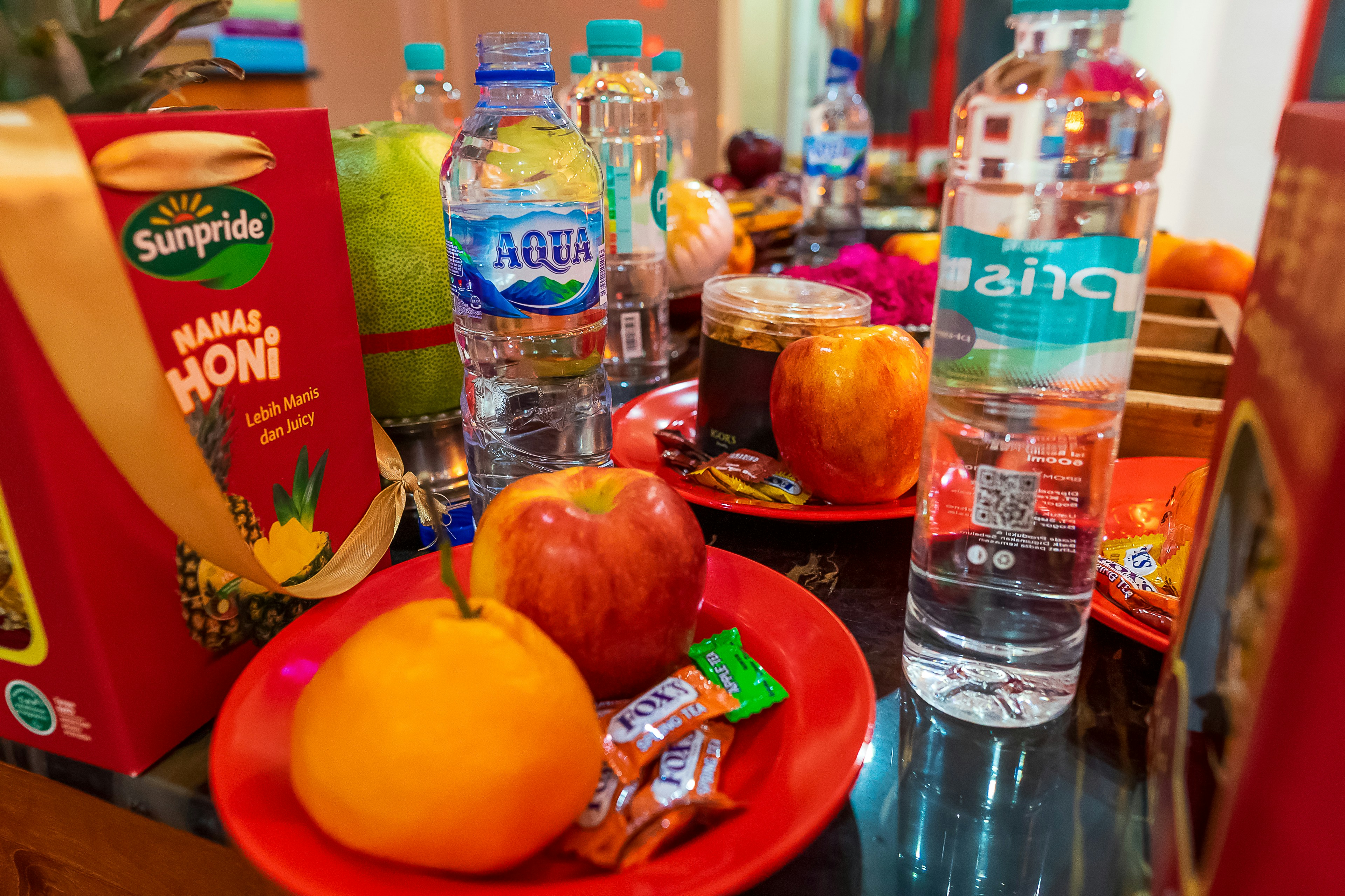 A table topped with plates of food and drinks