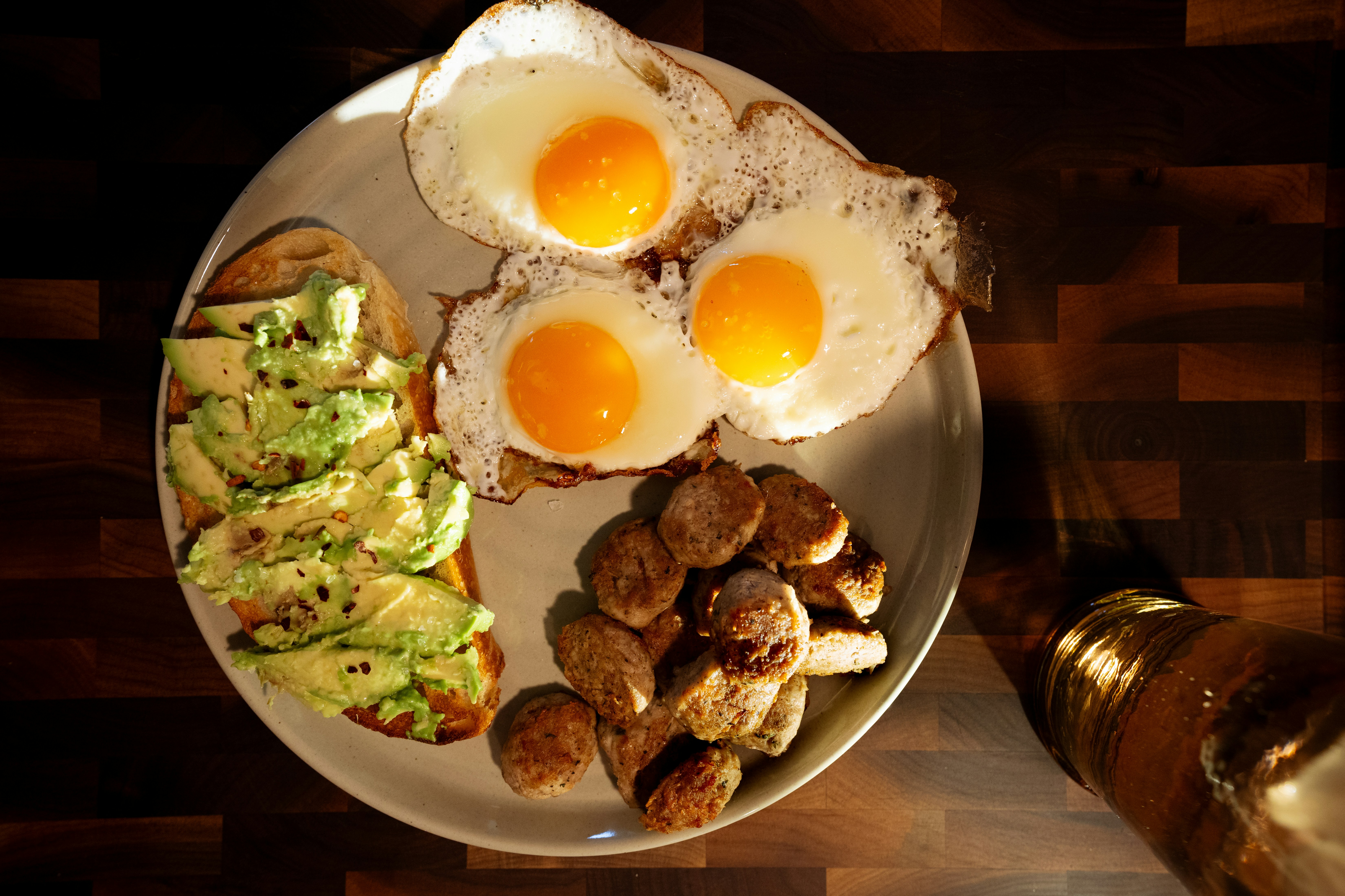 A high-protein, quick breakfast with eggs, avocado, and fruit - receitas fáceis