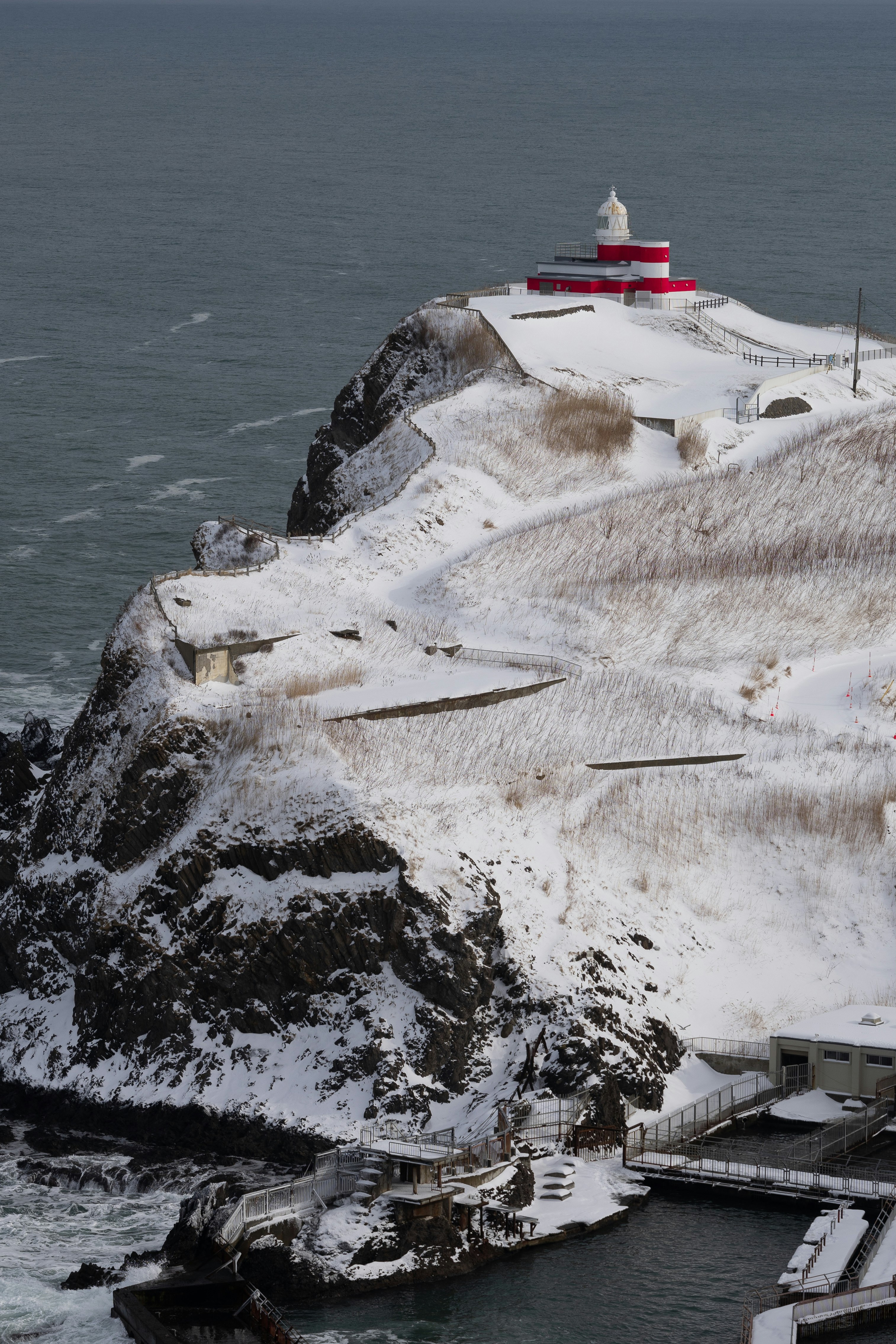 Ein Leuchtturm auf einem schneebedeckten Berg