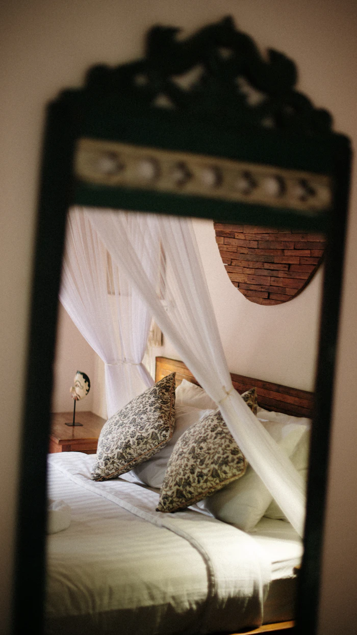 Chambre Terrasse: canopy bed with brick wall