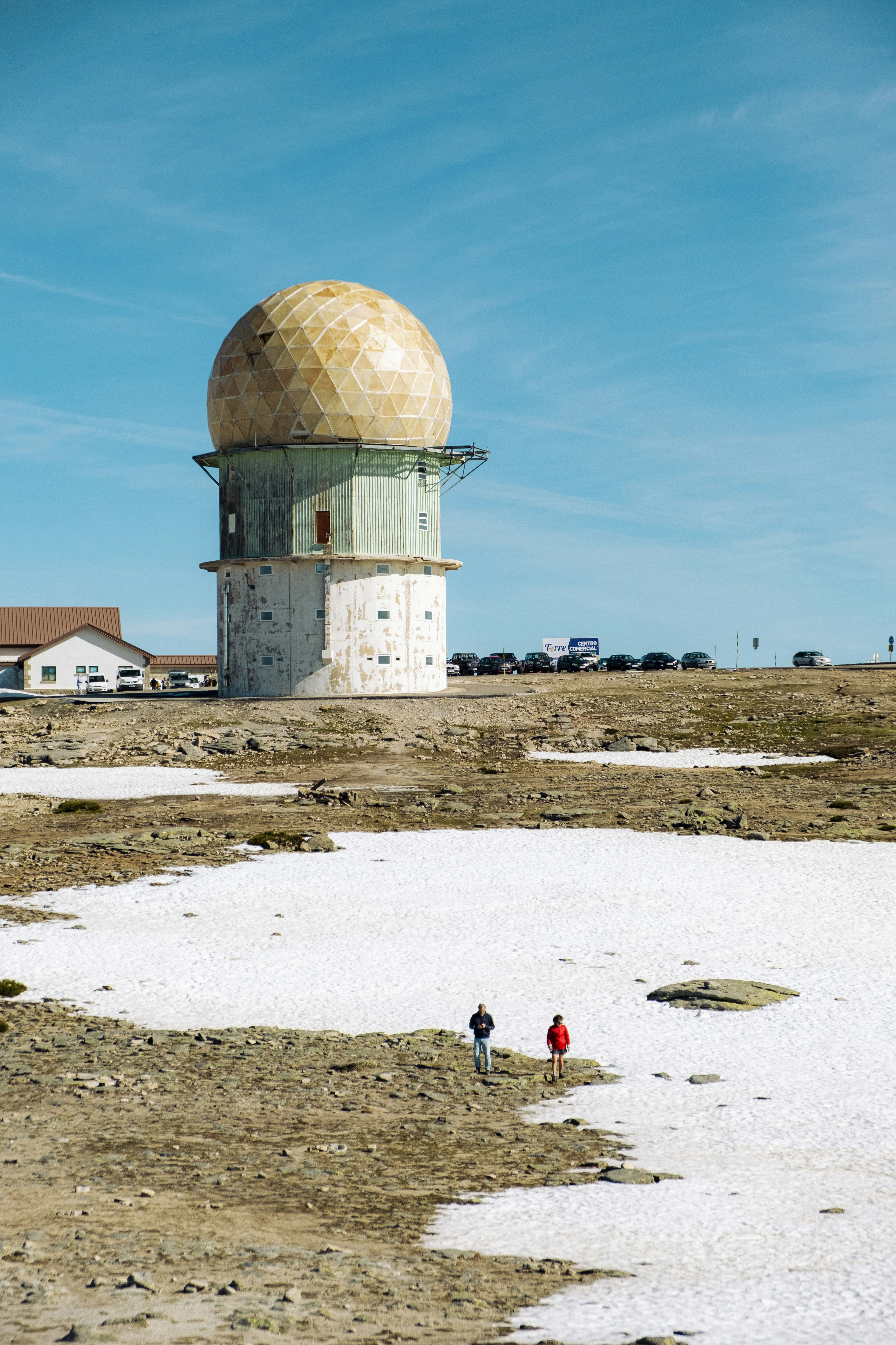 uno, coppia, persone, standing, davanti, uno, edificio