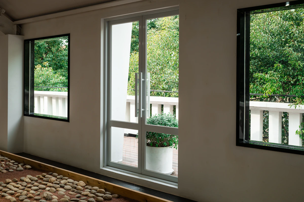 Dormitorio con tres ventanales que dejan entrar luz natural