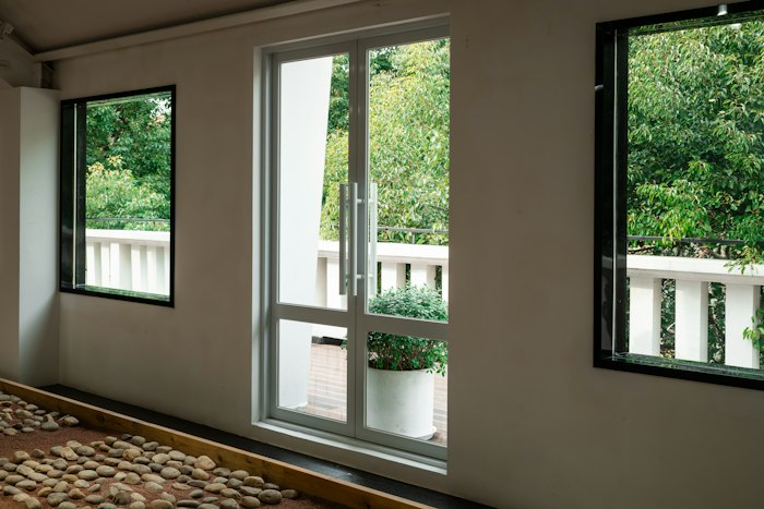Janelas de alumínio em quarto