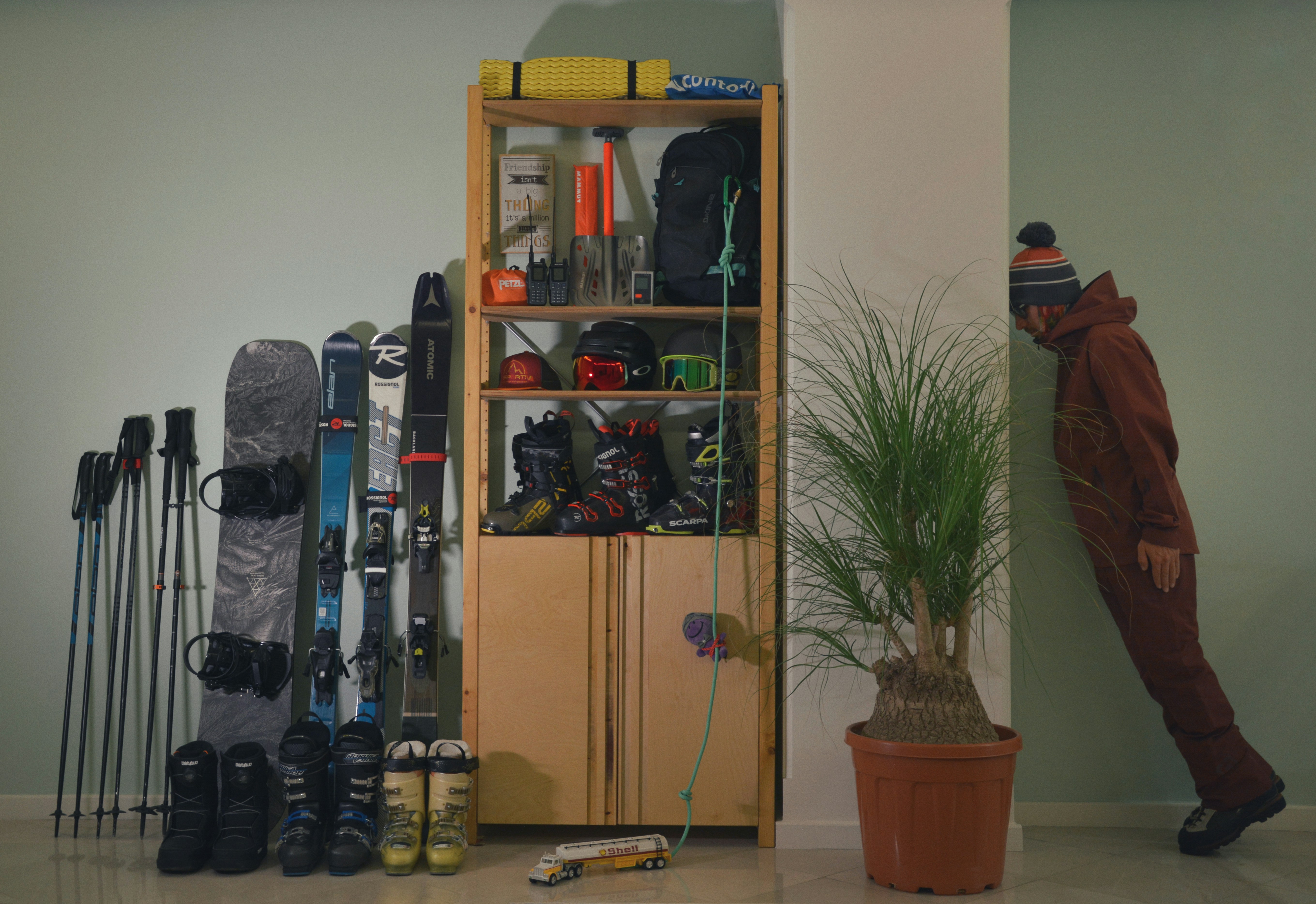 スキー板のある部屋にいる男性