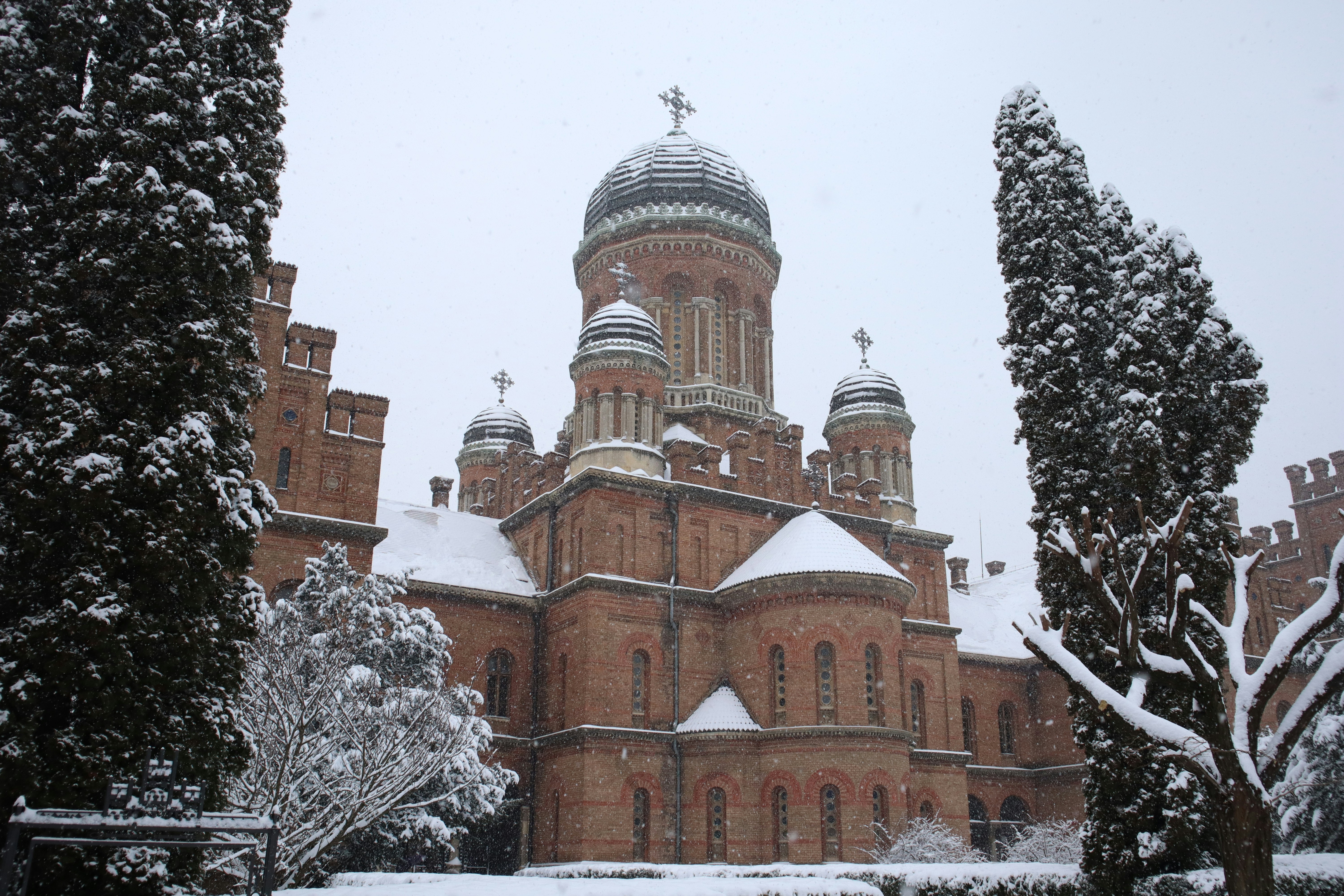 From College Fields to Travel Destinations: Top U.S. Universities and Their Destinations