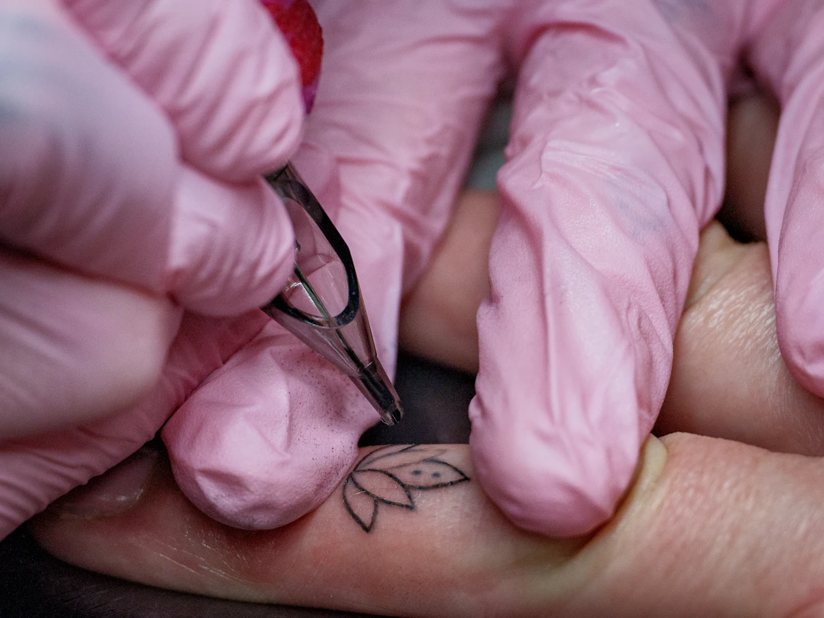 Handrücken mit feinem Linien-Tattoo – Nahaufnahme