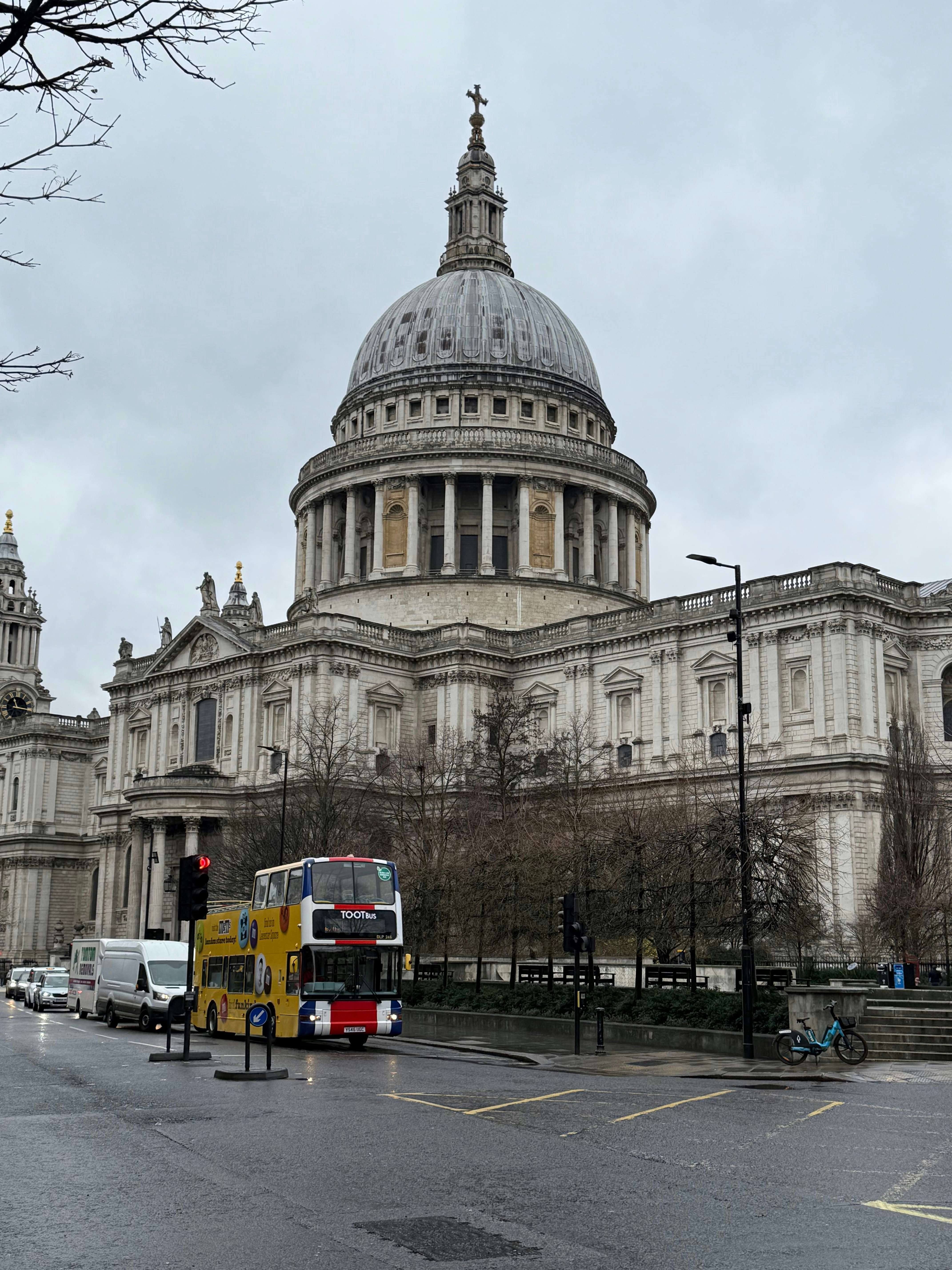 Un autobús de dos pisos estacionado frente a un edificio