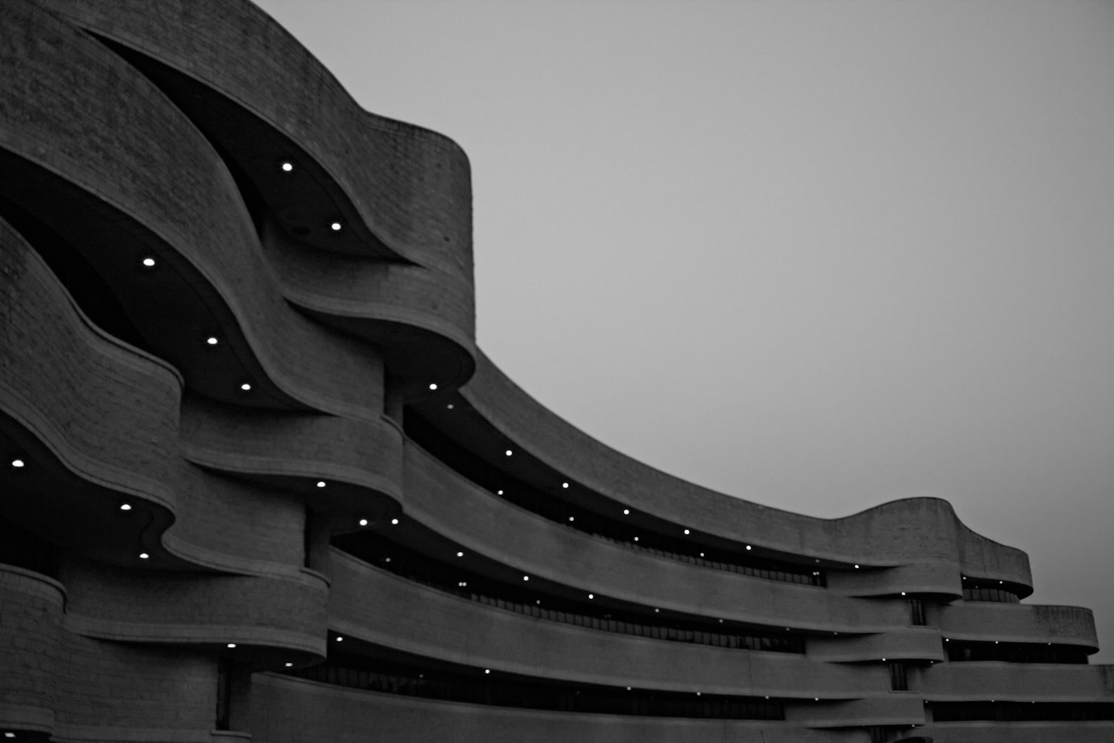 Sadbaile Brutalism: Por Dentro do Conceito da Nossa Edição Mais Agressiva